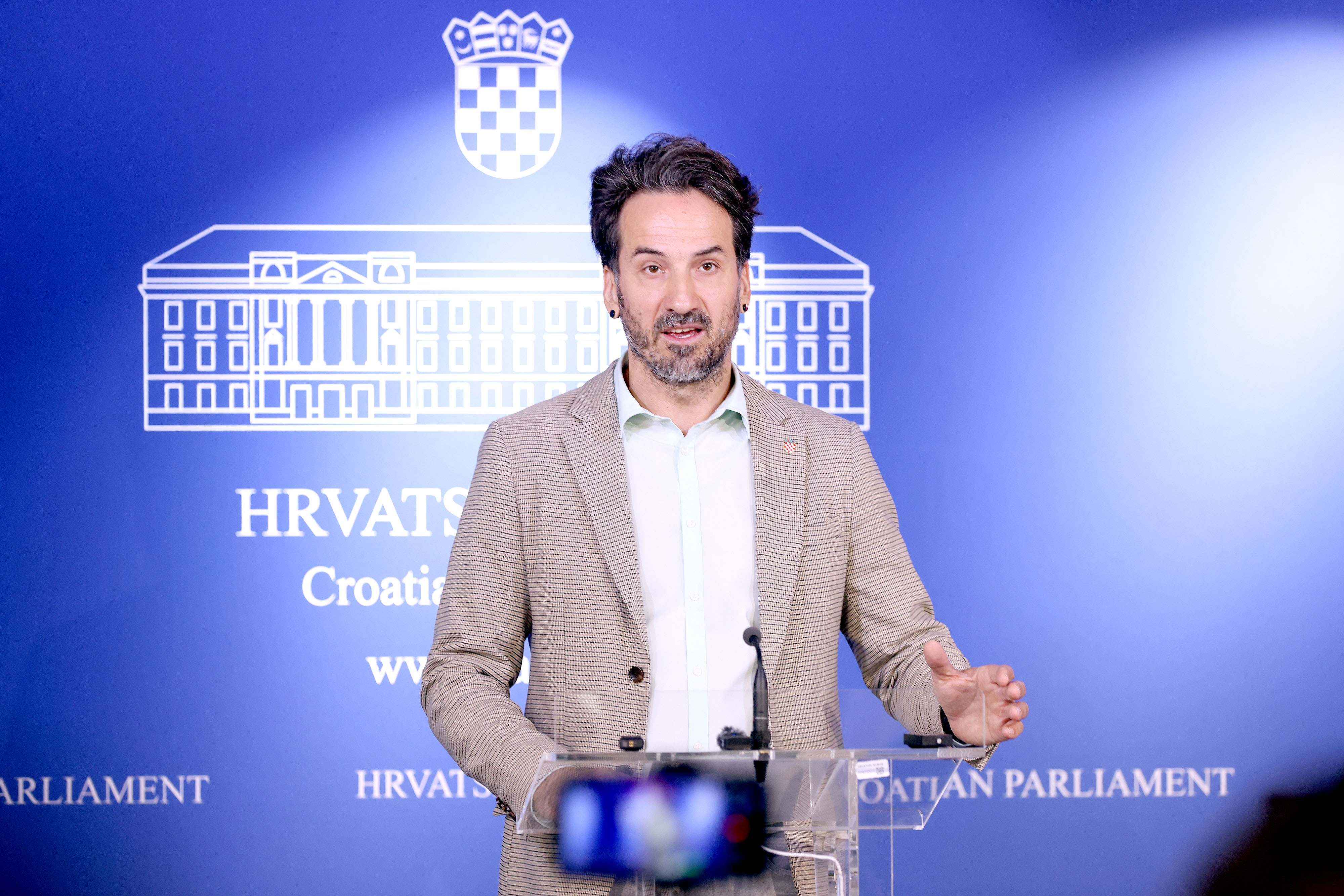 14.10.2025., Zagreb - Na konferenciji za medije odrzanoj u Saboru o temi „Zasto je ministar Fuchs bescutan prema ucenicima s teskocama i pomocnicima u nastavi?“ govorio je Marin Miletic. Photo: Patrik Macek/PIXSELL