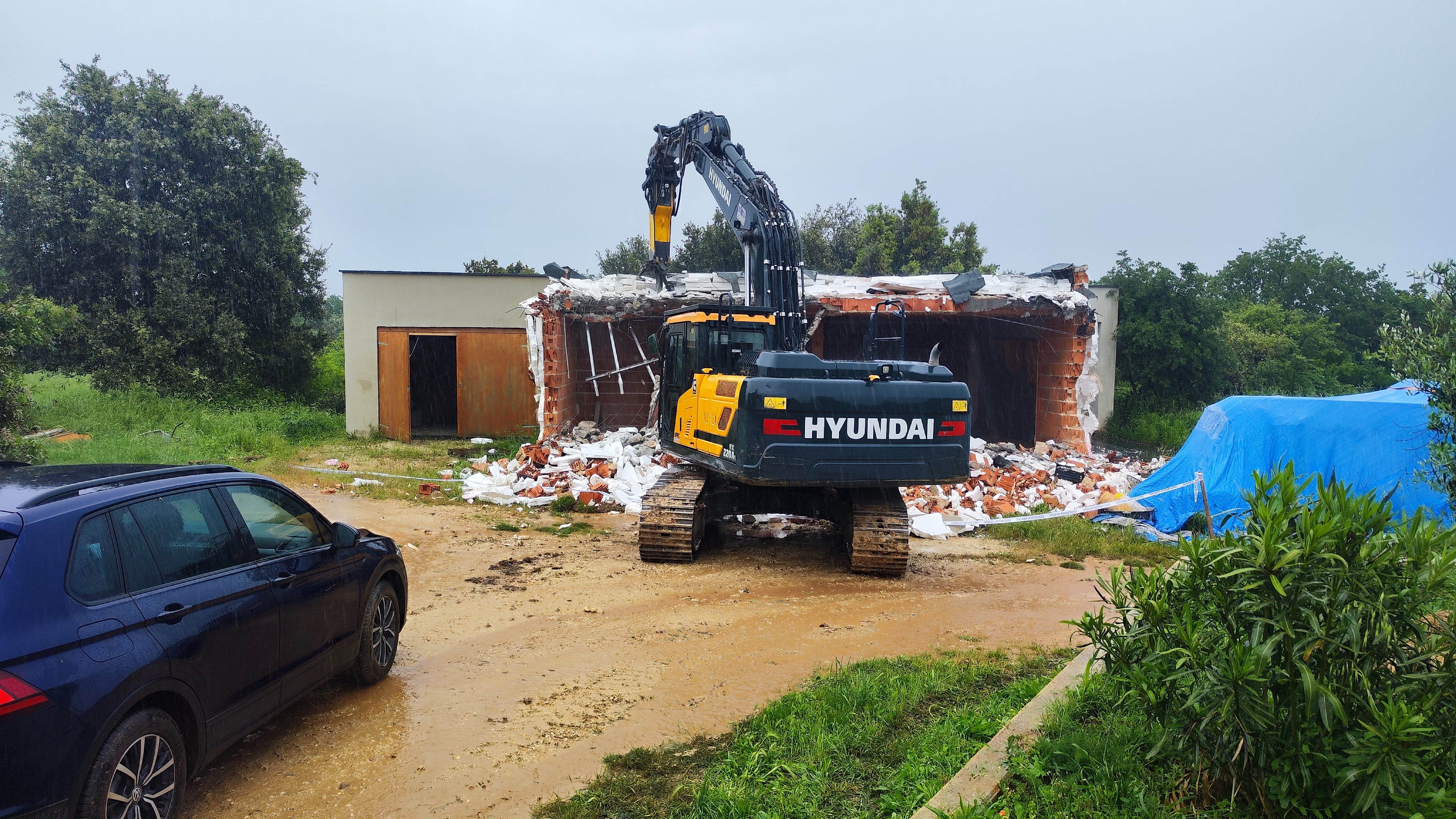 U Istri je pocelo rusenje bespravno izgradjenih kuca. Gradjevinska inspekcija Drzavnog inspektorata nastavila je s akcijom uklanjanja 25 bespravno izgradjenih objekata.