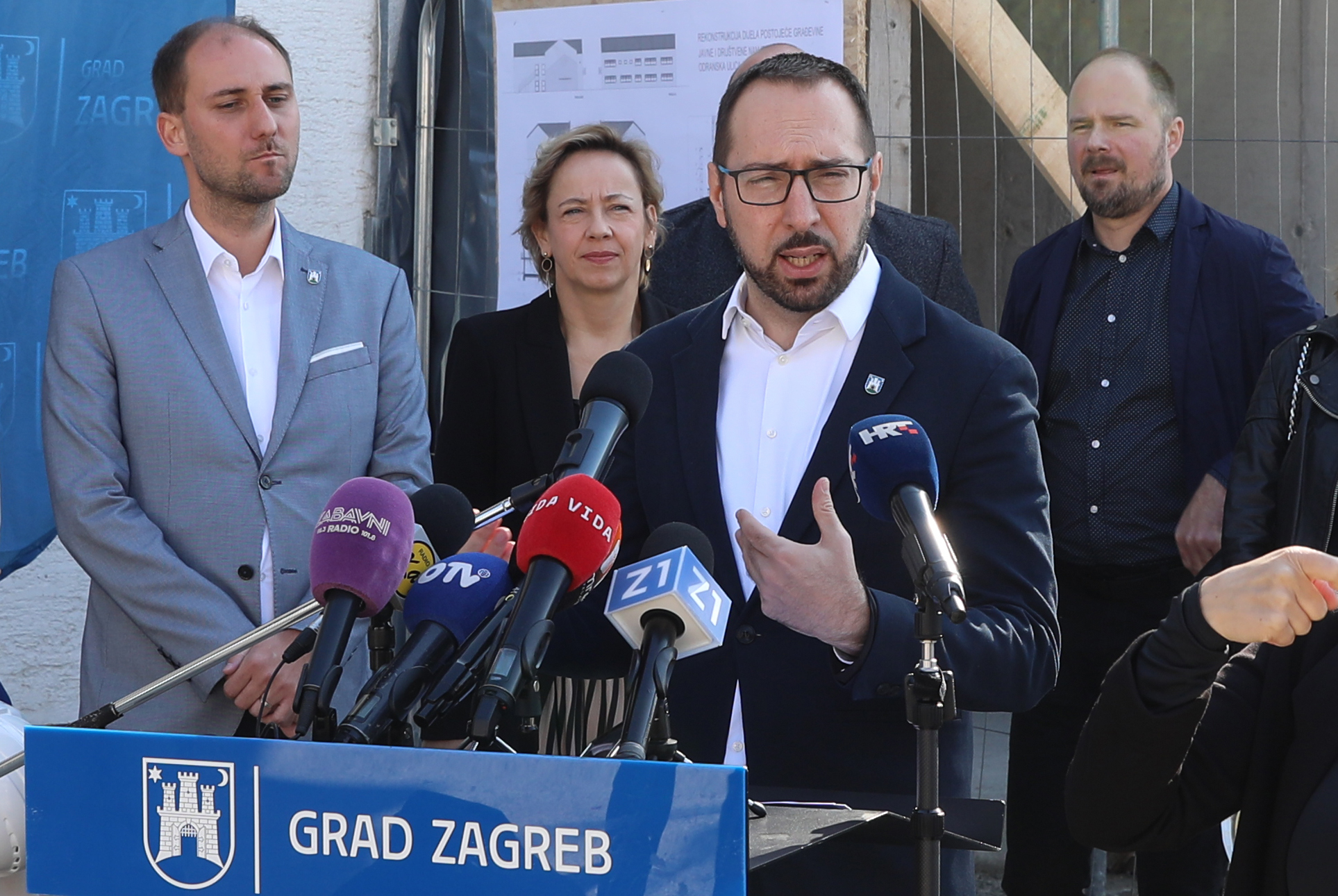 Zagreb, gradonacelnik Grada Zagreba Tomislav Tomasevic i zamjenici gradonacelnika obisli radove na rekonstrukciji objekta za potrebe ambulante Doma zdravlja Zagreb - centar. u Odri.