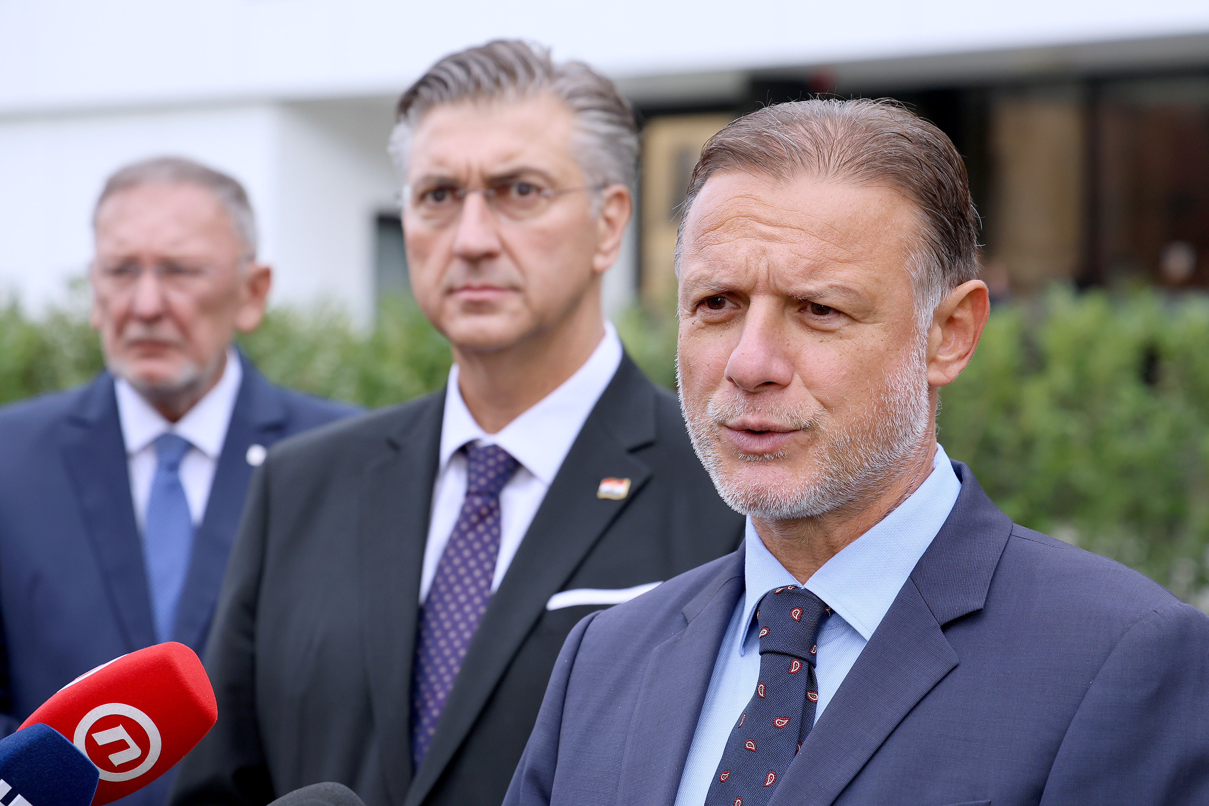 U povodu 34. godisnjice pogibije general-bojnika Blage Zadre, kod biste Blage Zadre ispred Sabora vijence su polozili Gordan Jandrokovic sa izlaslanstvom Sabora i Andrej Plenkovic. Photo: Patrik Macek/PIXSELL