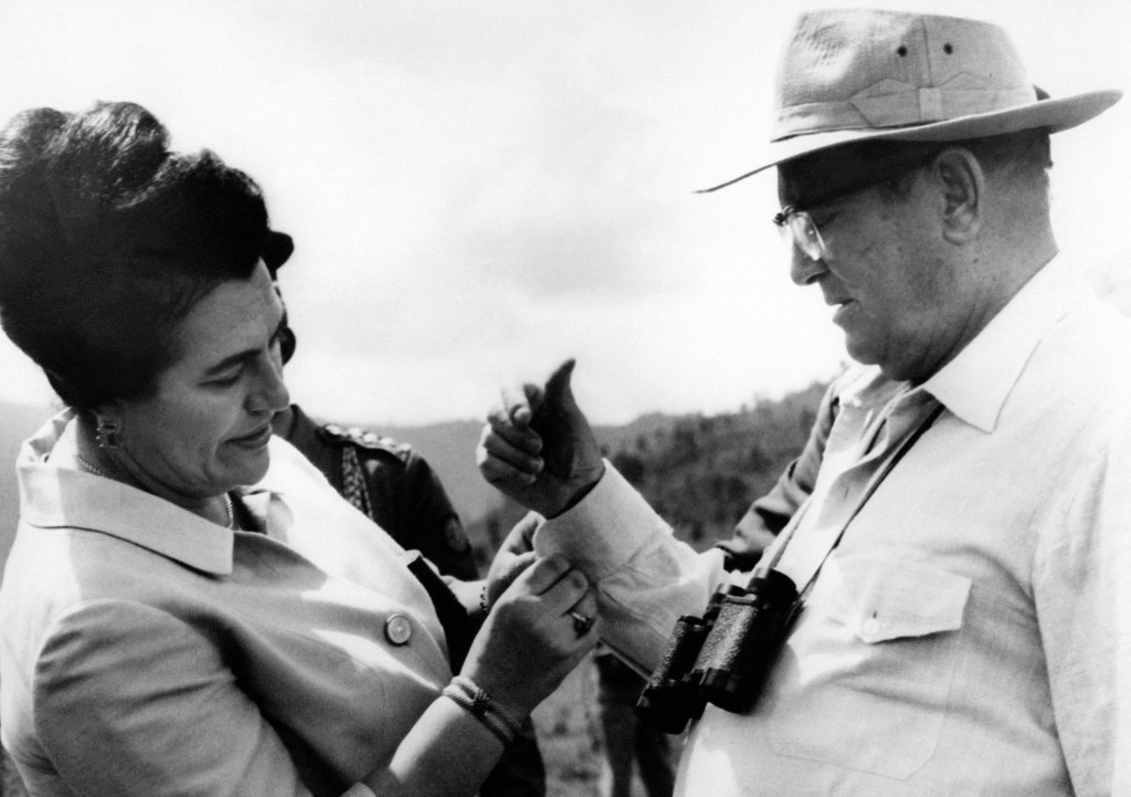In this picture taken on October 25, 1977 Yugoslav leader Josip Broz Tito (R) has his cufflinks adjusted by his third wife Jovanka Broz. AFP PHOTO (Photo by AFP)