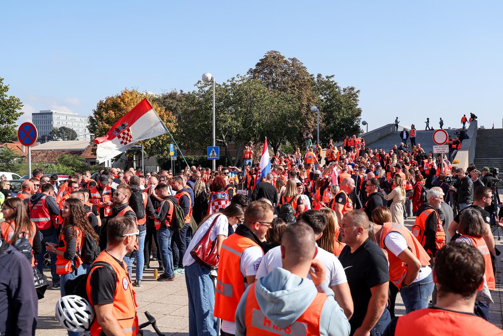 Prosvjed djelatnika zavoda za Hitnu medicinu ispred NSK