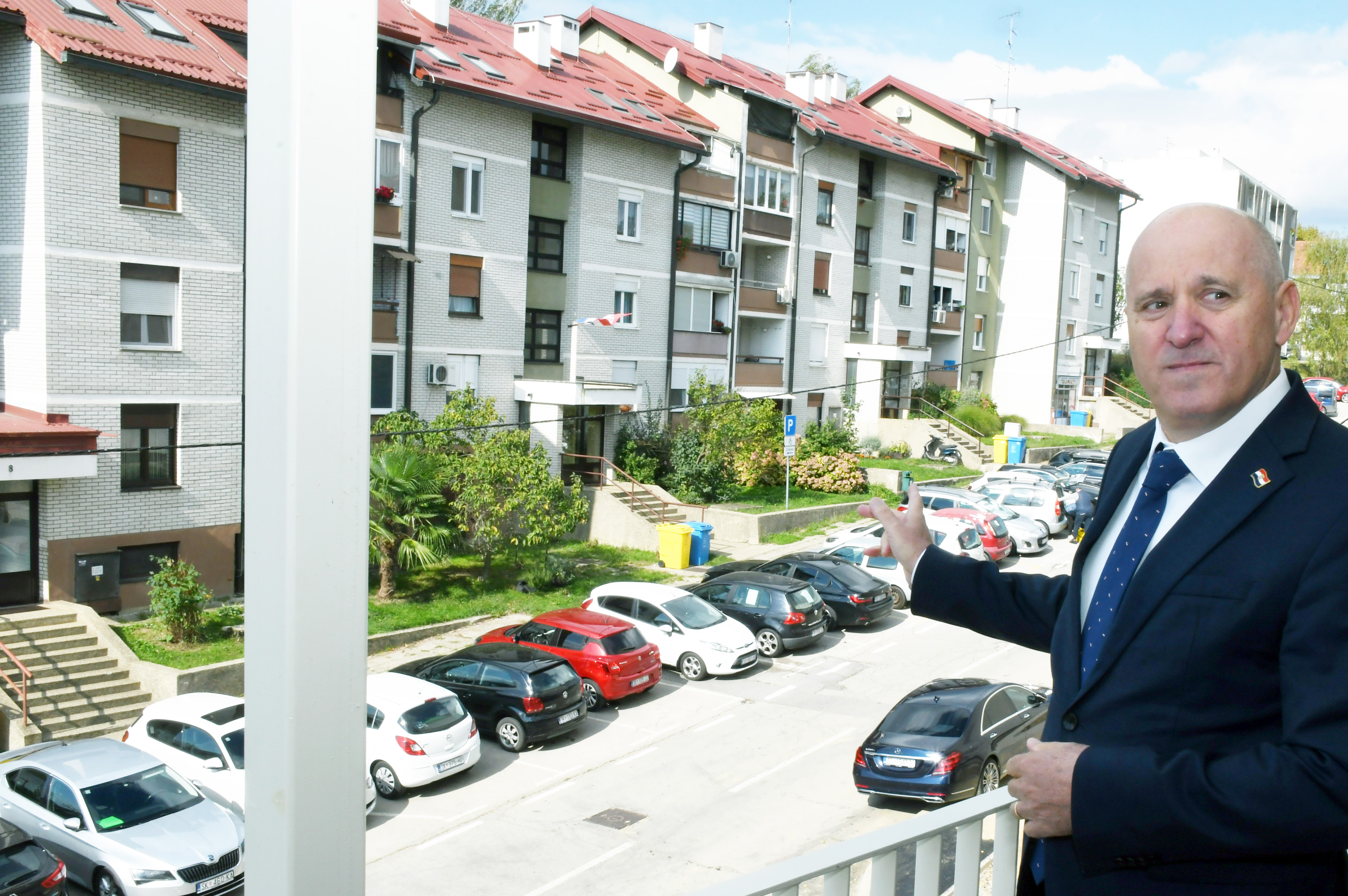 02.10.2025., Sisak - Ministar graditeljstva i potpredsjednik Vlade RH Branko Bacic sudjelovao je na svecanosti dodjele kljuceva 18 stanova korisnicima novoizgradjene visestambene zgrade. Photo: Nikola Cutuk/PIXSELL