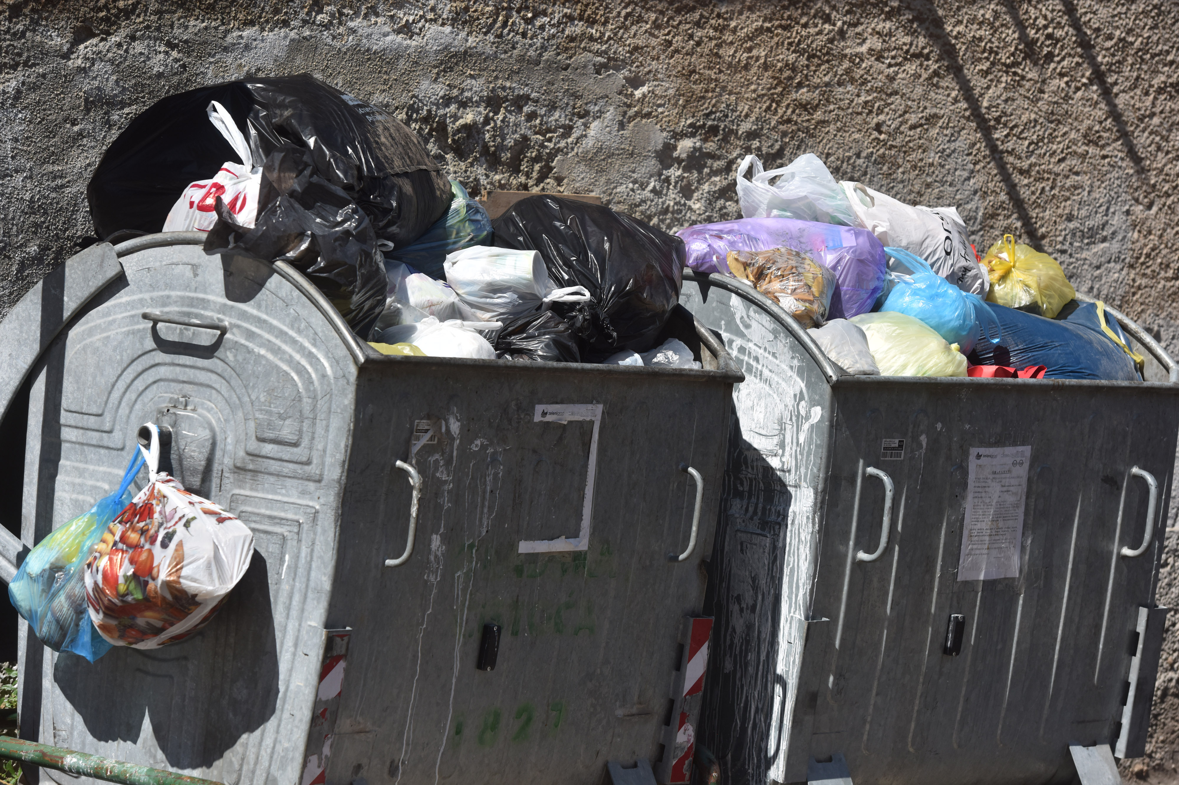 07.05.2020., Sibenik - Zbog strajka radnika Zelenoga Grada u Sibeniku jutros nije pokupljeno smece te su kontejneri ostali prepuni.rPhoto: Hrvoje Jelavic/PIXSELL