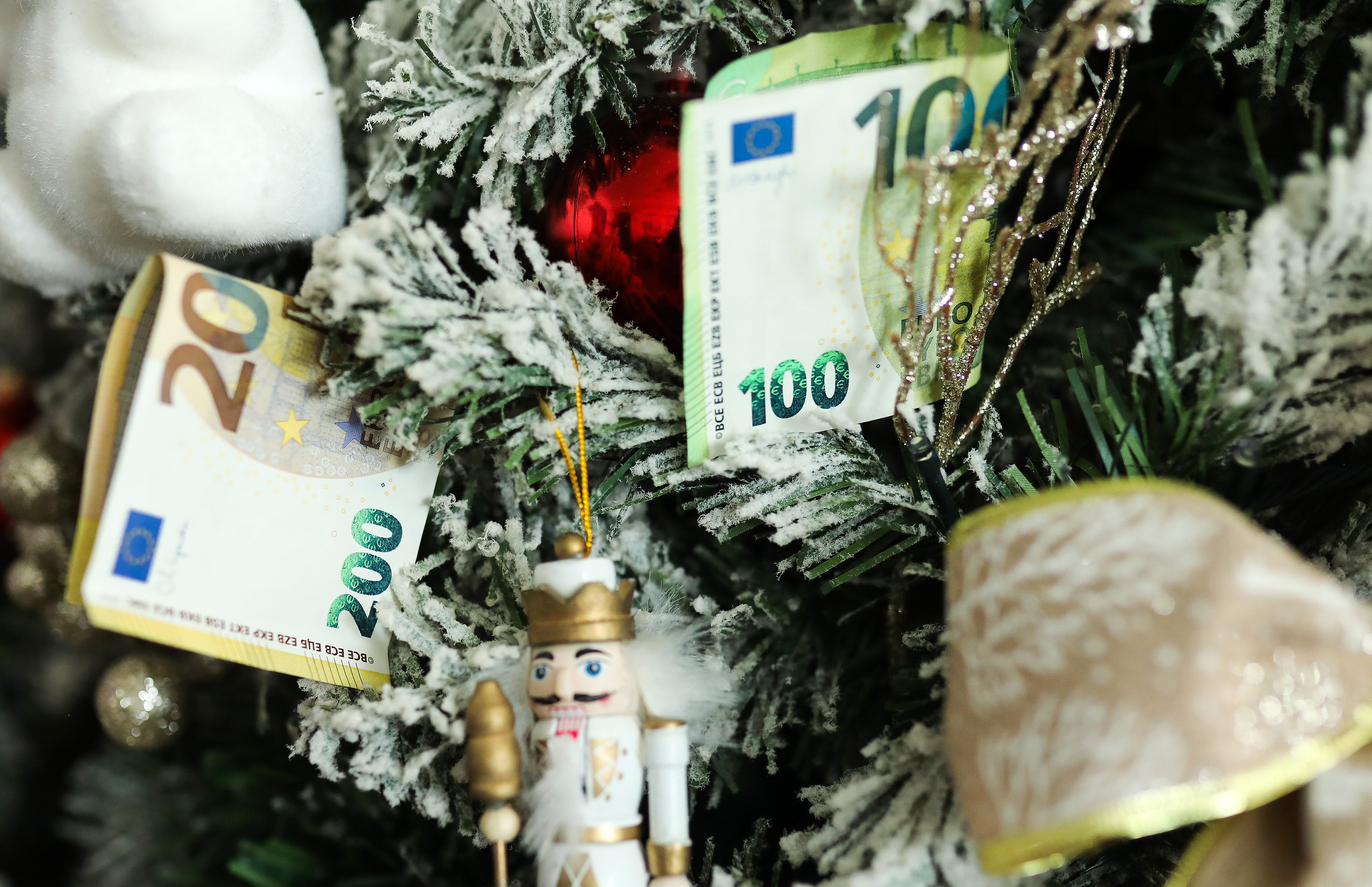 17.12.2023., Zagreb - Ilustracija, bozicnice isplacene u eurima Photo: Emica Elvedji/PIXSELL