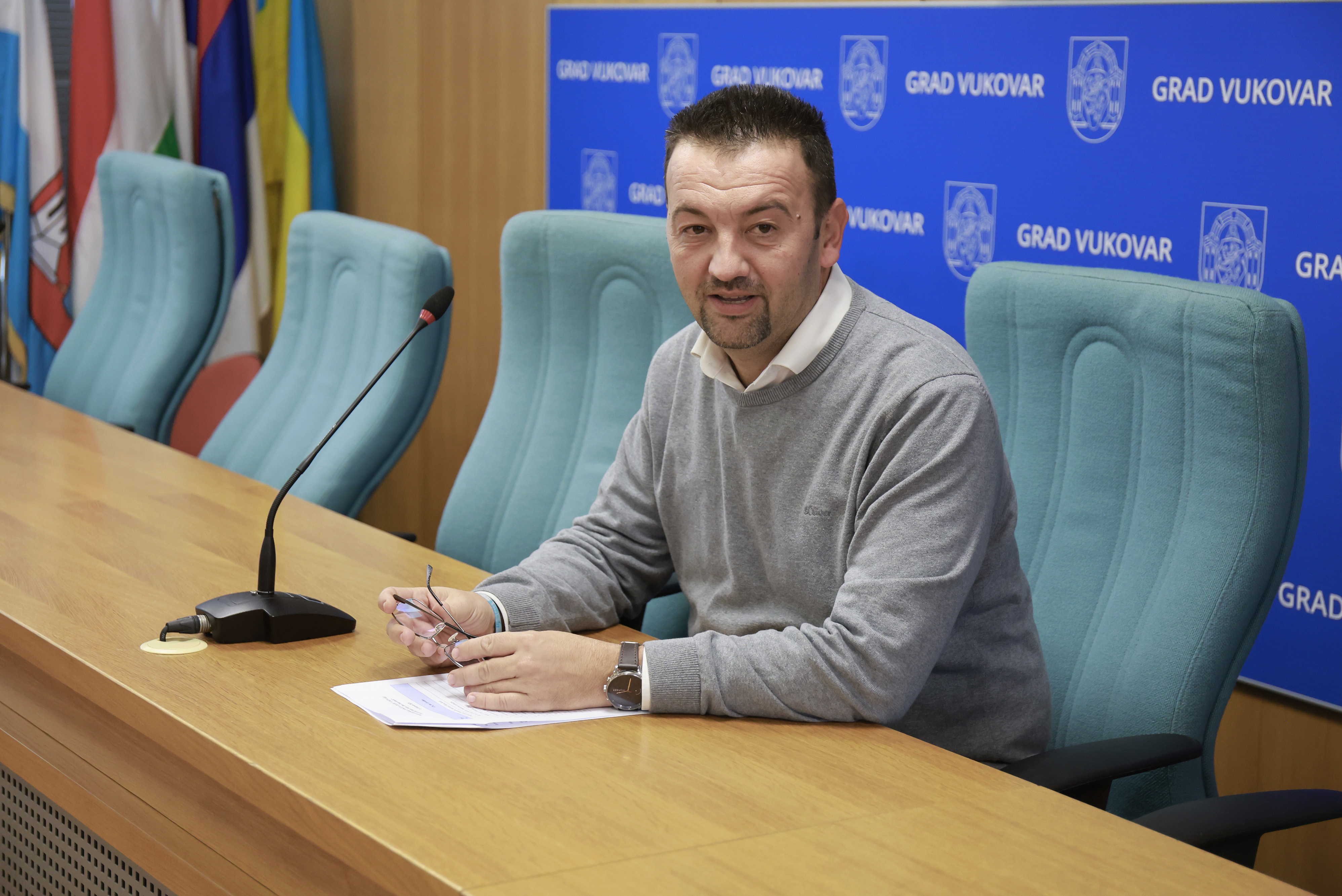 Gradonacelnik Grada Vukovara Marijan Pavlicek, odrzao je u Gradskoj vijecnici prijem za polaznike Ratne skole “Ban Josip Jelacic”.