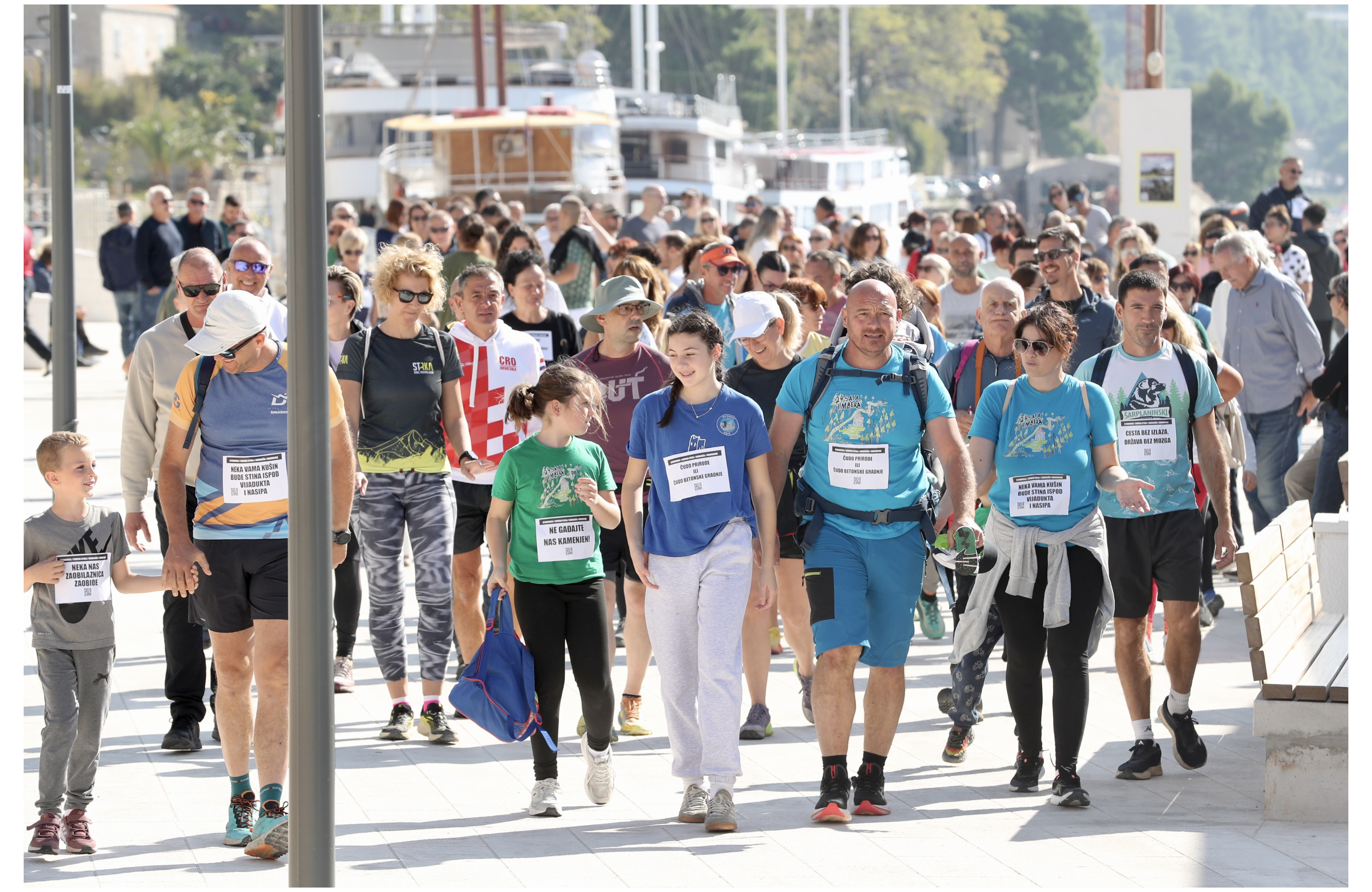 19.10.2025.,Omis-Nezadovoljni projektom rjesenja zaobilaznice Omisa velik broj okupljenih Omisana trazi prekid radova in zmjenu projekta. Photo: Ivo Cagalj/PIXSELL