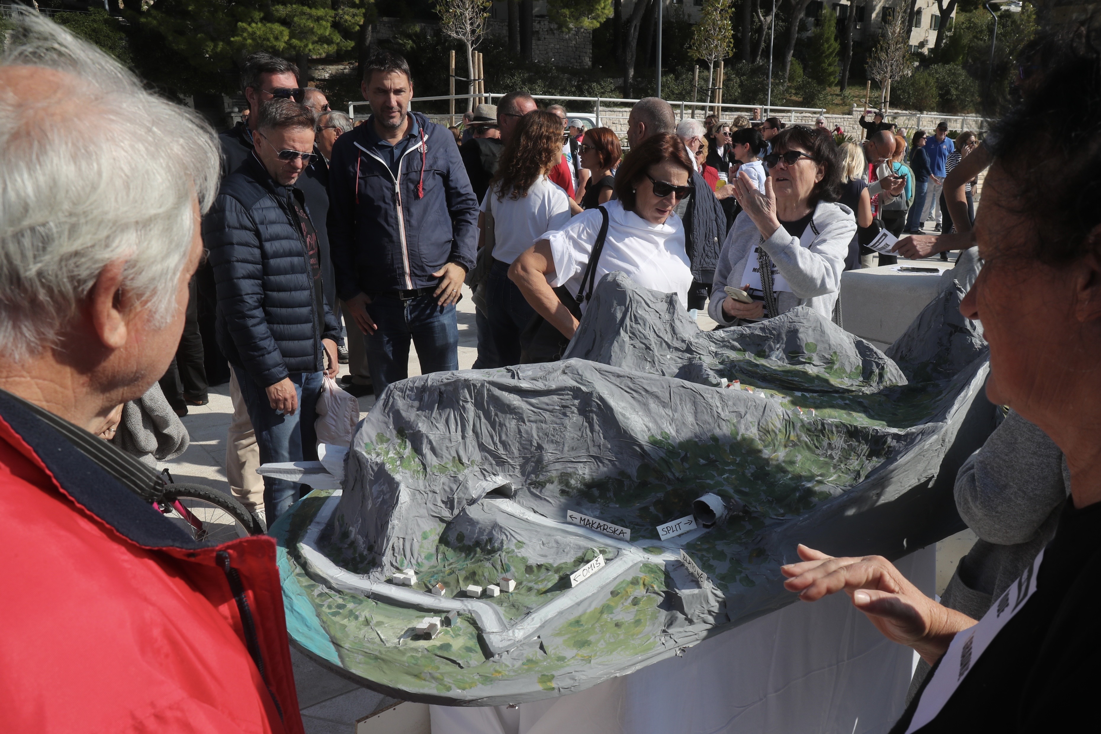 19.10.2025.,Omis-Nezadovoljni projektom rjesenja zaobilaznice Omisa velik broj okupljenih Omisana trazi prekid radova in zmjenu projekta. Photo: Ivo Cagalj/PIXSELL