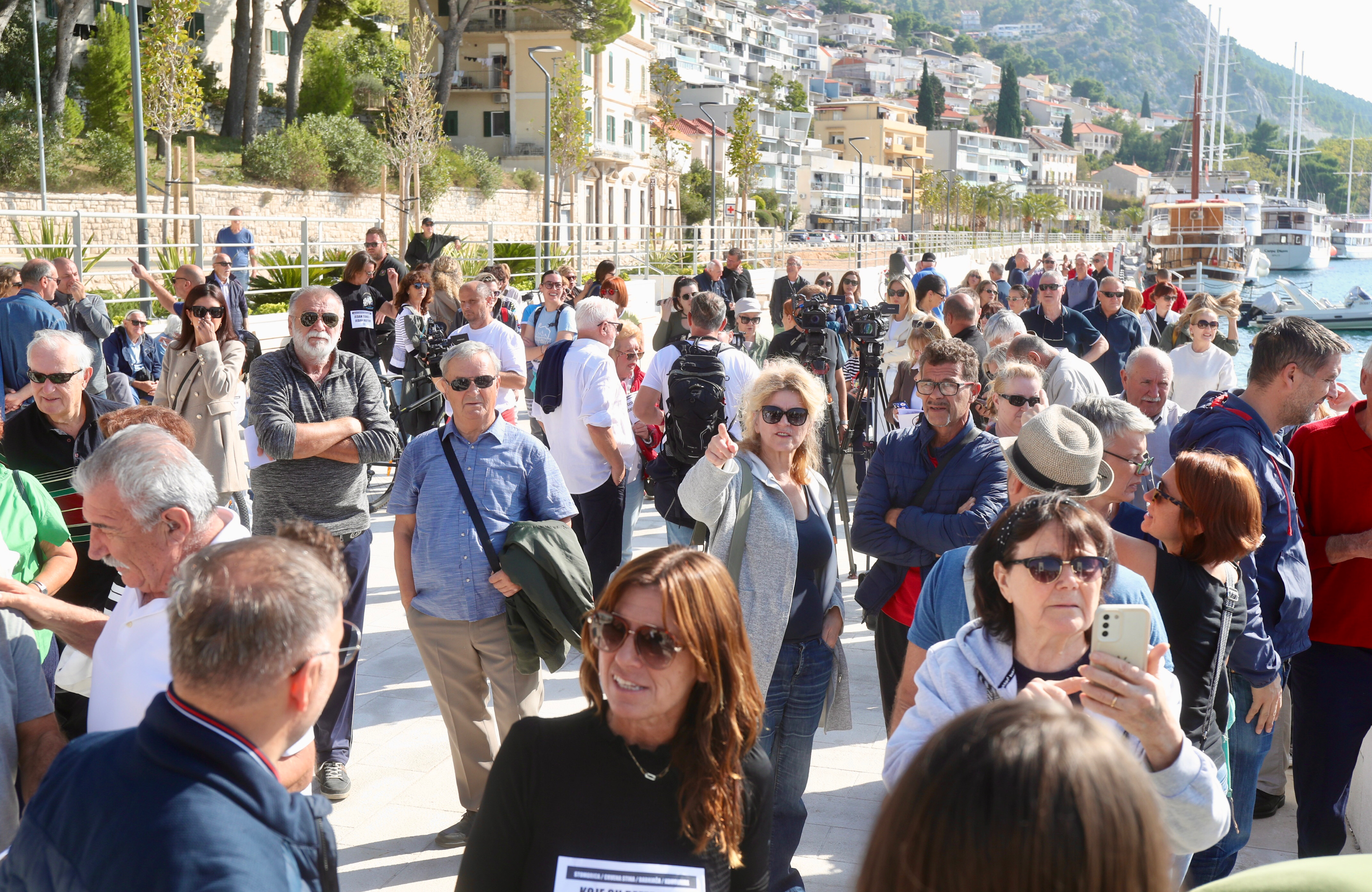 19.10.2025.,Omis-Nezadovoljni projektom rjesenja zaobilaznice Omisa velik broj okupljenih Omisana trazi prekid radova in zmjenu projekta. Photo: Ivo Cagalj/PIXSELL