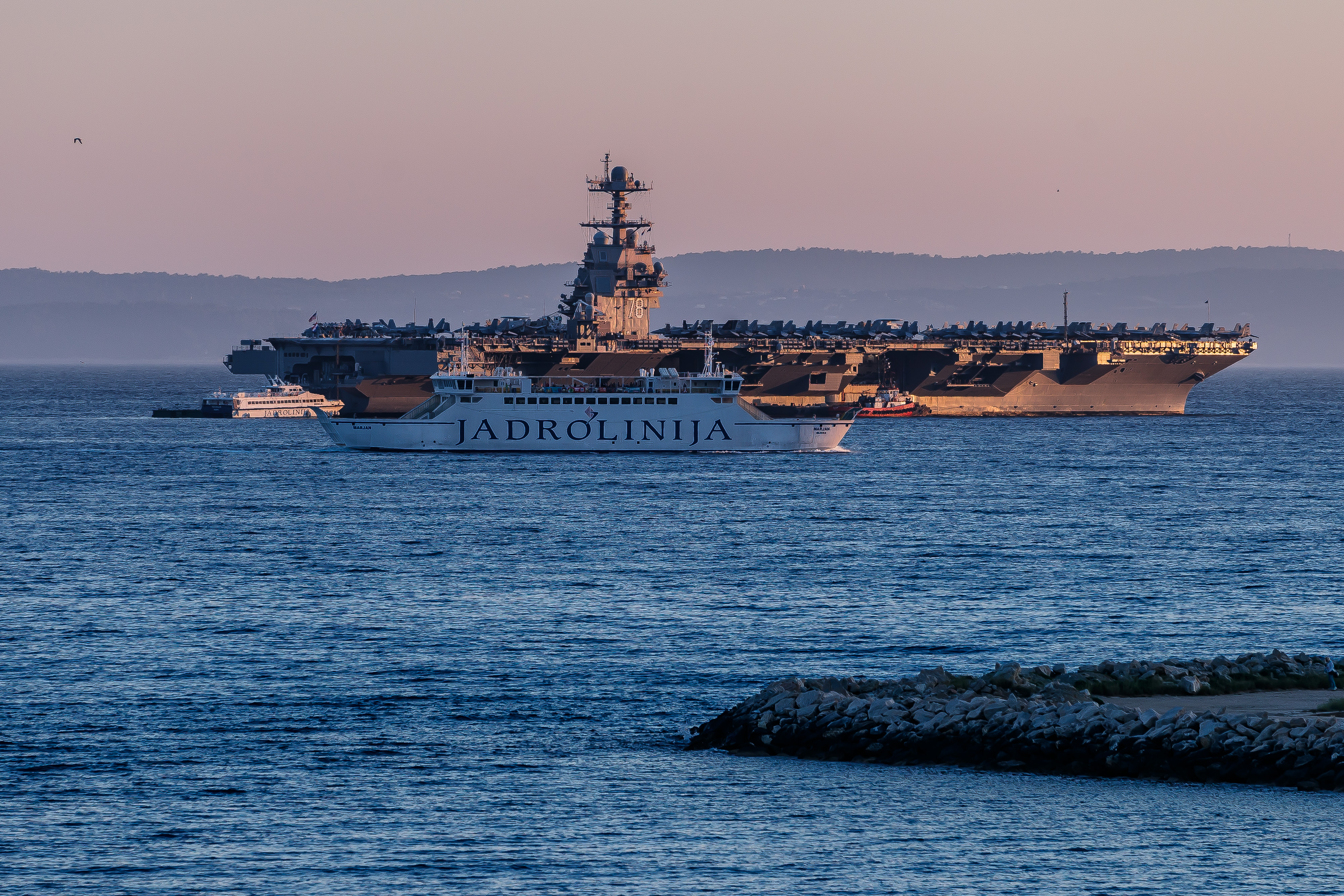 Pogled na USS Gerald R. Ford sa kvarta Trstenik.Ponos americke mornarice, najmoderniji nosac zrakoplova na nuklearni pogon "USS Gerald R. Ford" uplovio je jutros u Split. Photo: Zvonimir Barisin/PIXSELL