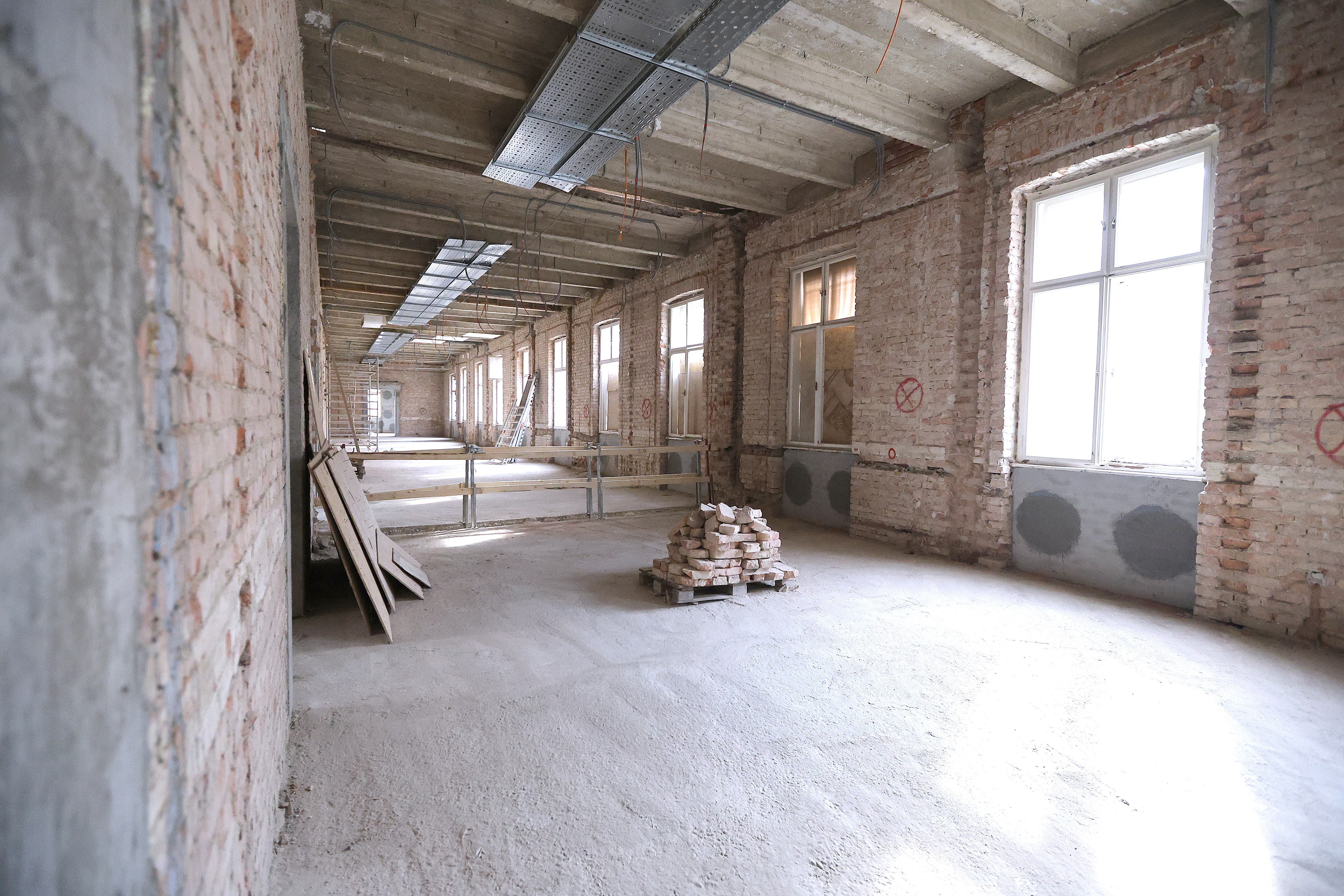 20.10.2025., Zagreb - Predsjednik Hrvatskoga sabora Gordan Jandrokovic obisao je danas zgradu Hrvatskog sabora na Trgu sv. Marka gdje su ga izvodjaci radova i glavni projektant upoznali s dinamikom procesa obnove zgrade. Photo: Patrik Macek/PIXSELL