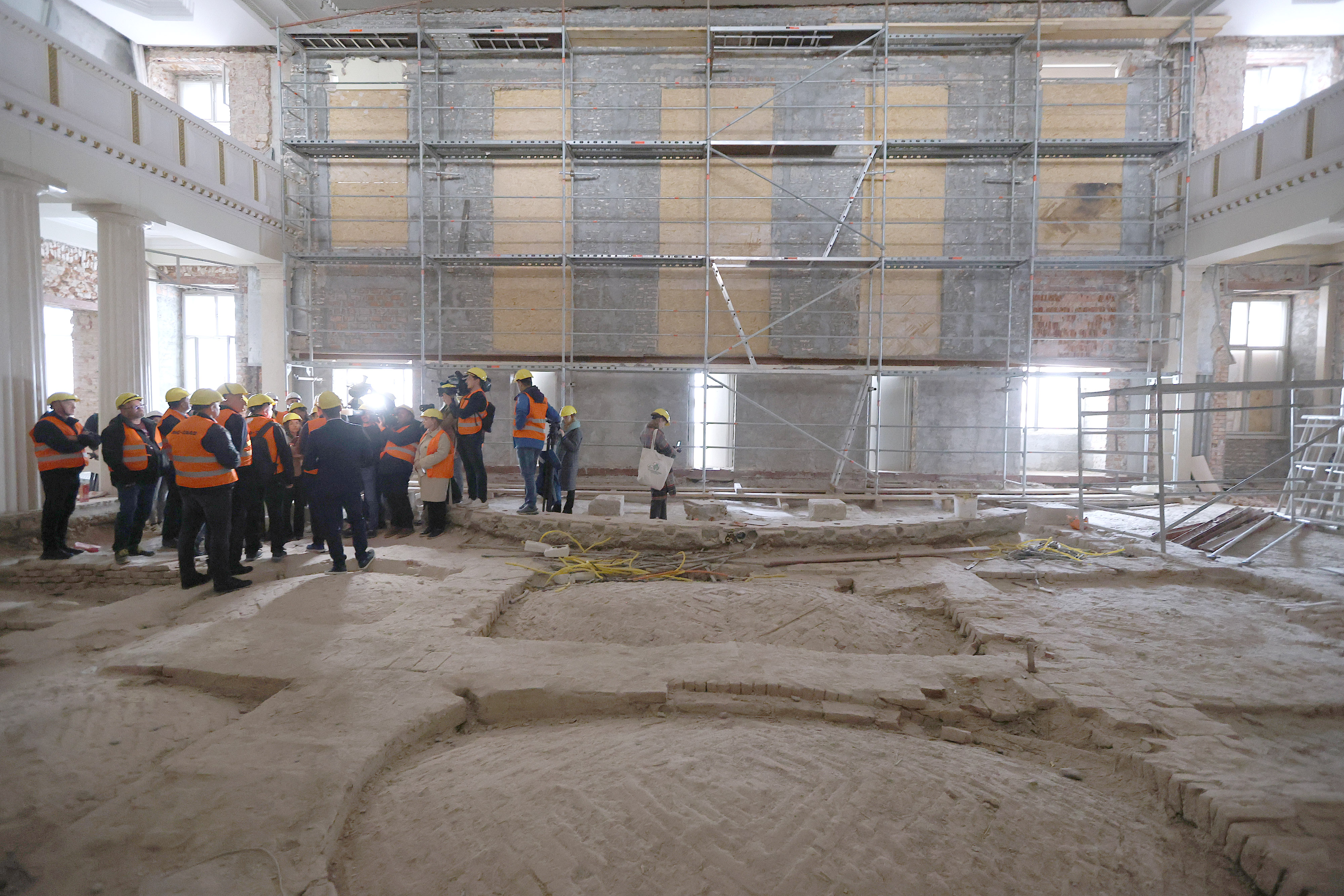 20.10.2025., Zagreb - Predsjednik Hrvatskoga sabora Gordan Jandrokovic obisao je danas zgradu Hrvatskog sabora na Trgu sv. Marka gdje su ga izvodjaci radova i glavni projektant upoznali s dinamikom procesa obnove zgrade. Photo: Patrik Macek/PIXSELL