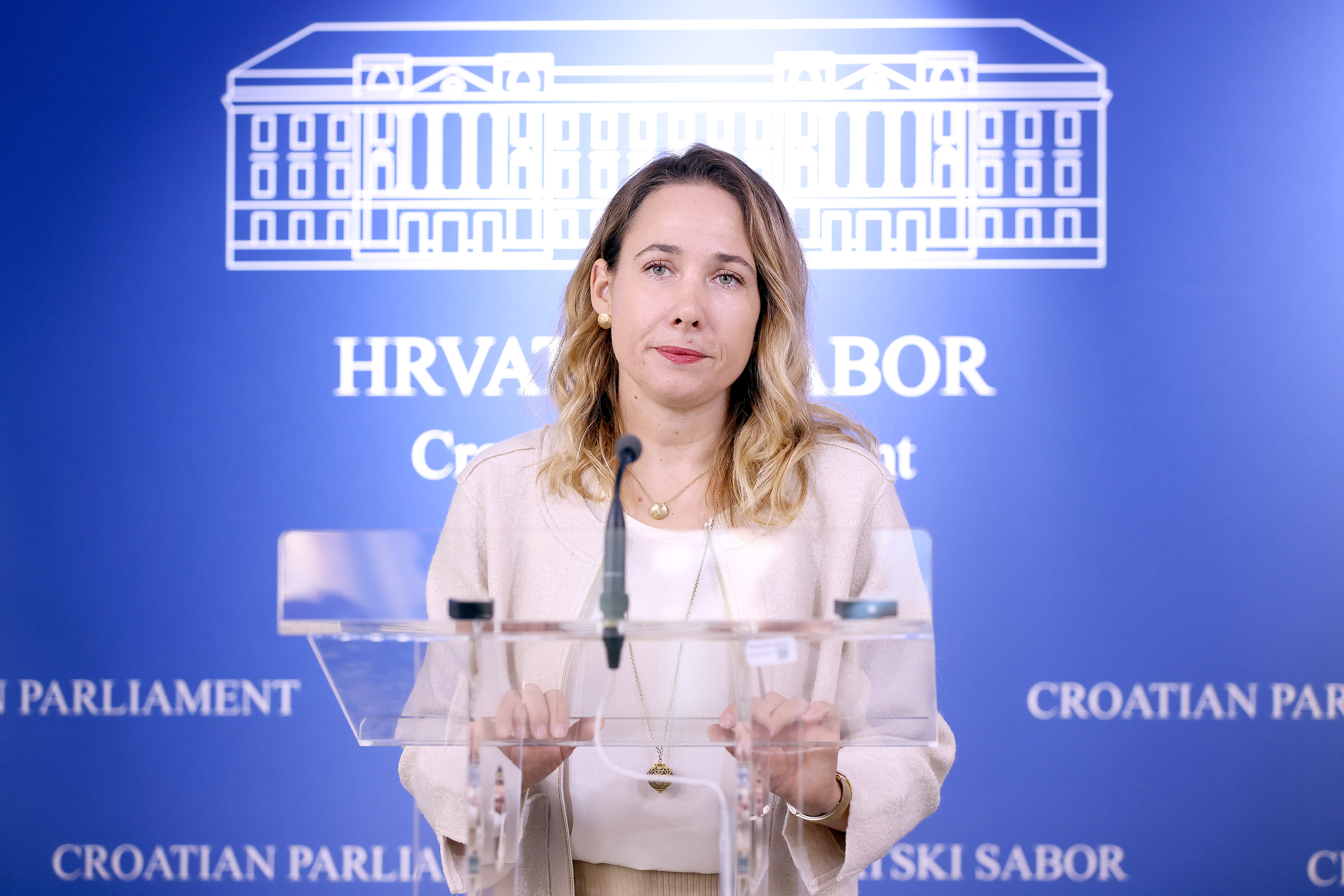 Na konferenciji za medije odrzanoj u Saboru o aktualnim temama govorila je Marija Selak Raspudic.