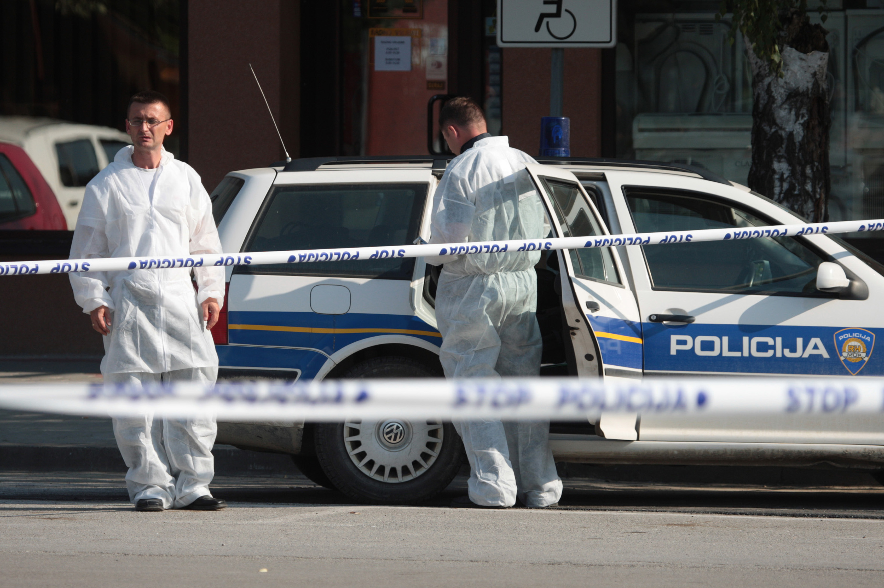 29.07.2009., Zupanja - Damir Bozanovic (46) cekao je u dvoristu HEP-a direktora Tomislava Mijatovica (38). Nakon svadje aktivirao je bombu. Obojica su tesko ozlijedjena.r"nPhoto: Krunoslav Petric/PIXSELL