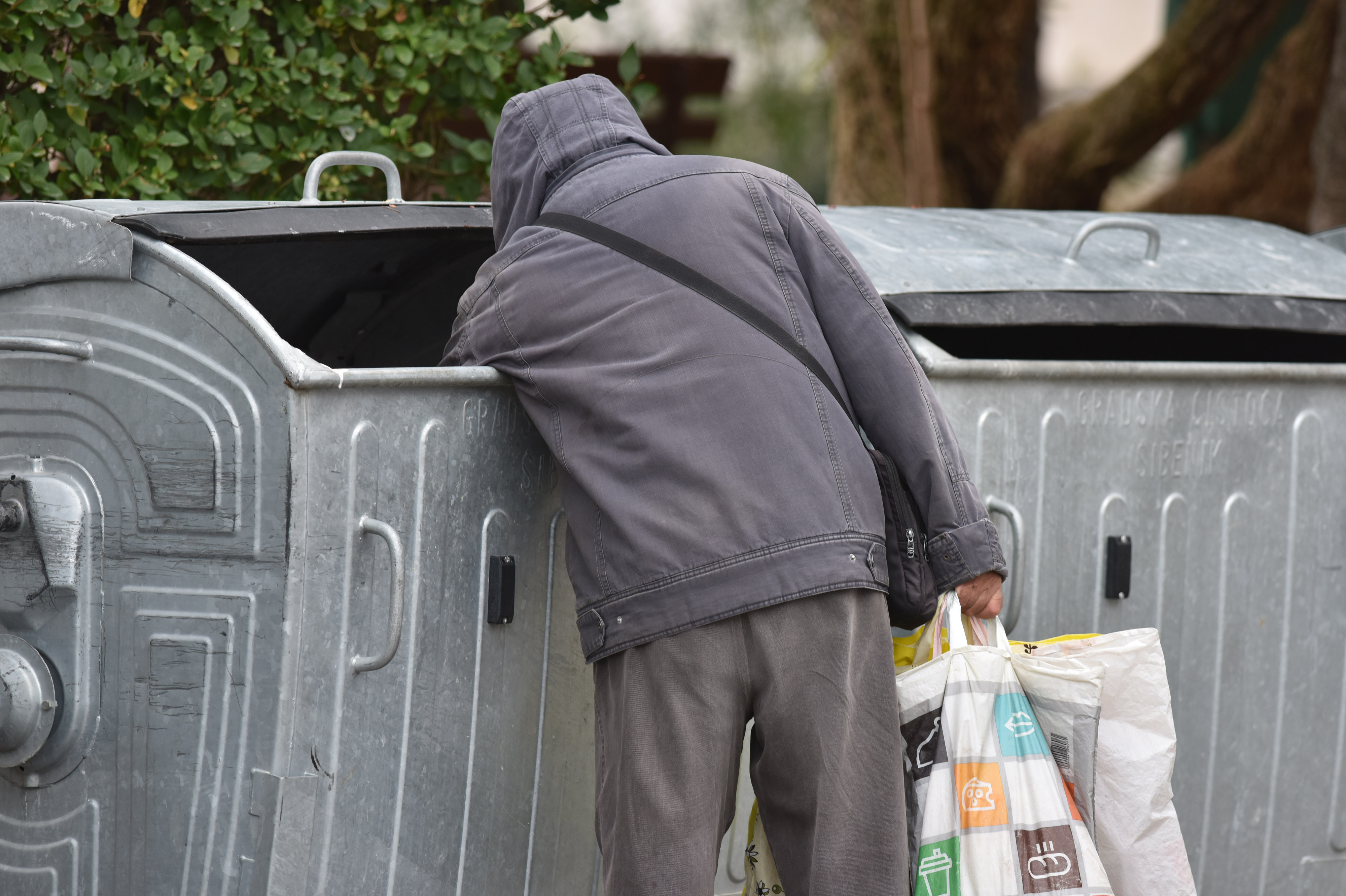 21.11.2018., Sibenik - Zbog siromastva i neimastine sve veci broj gradjana pretrazuje kontejnere u potrazi za plasticnom ambalazom. Photo: Hrvoje Jelavic/PIXSELL