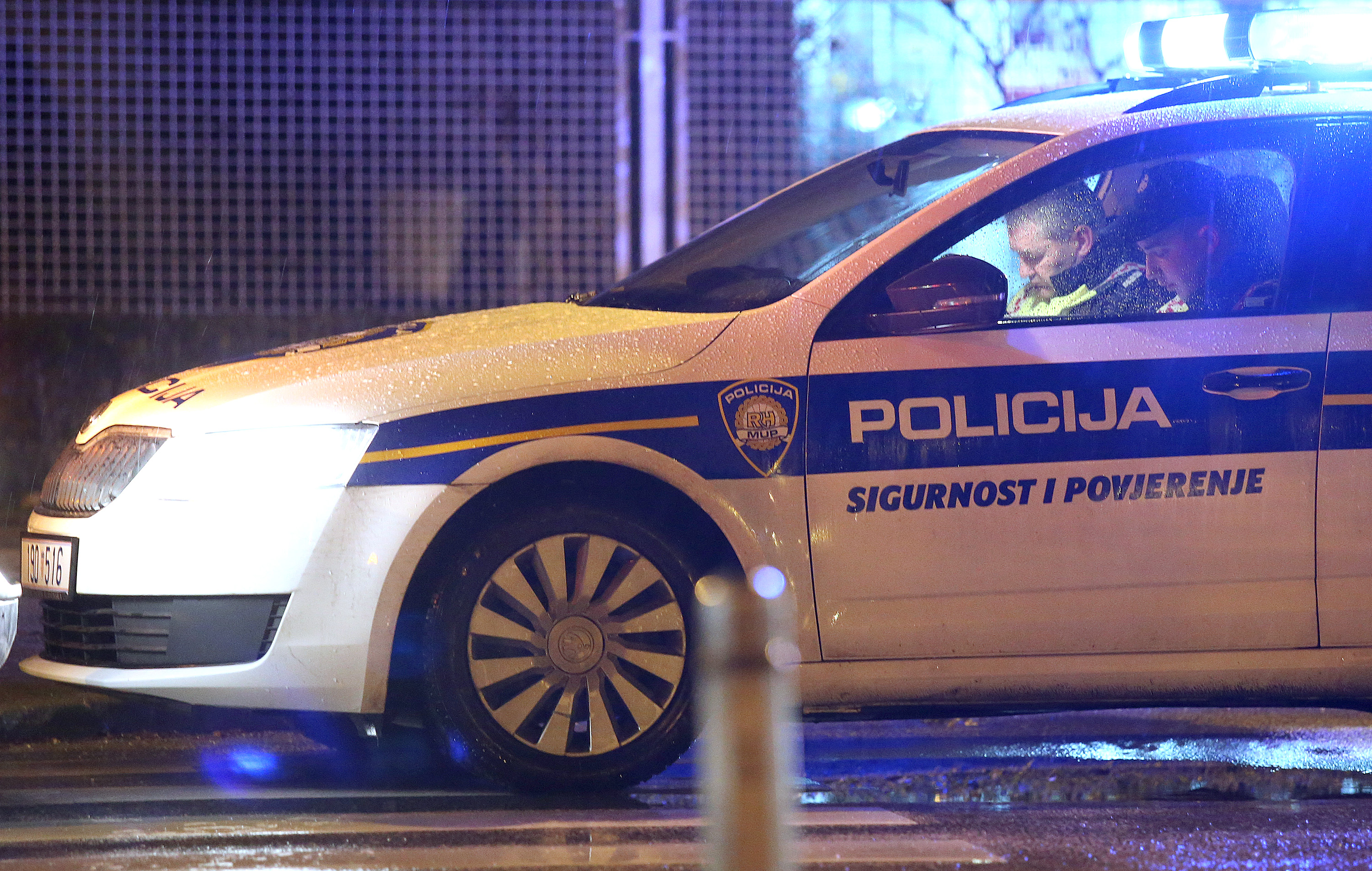 24.01.2015., Zagreb, Spansko - Prometna nesreca u ulici Gustava Krkleca kod hotela Antunovic. Na pjesackom prijelazu osobni automobil naletio je na pjesaka te je intervenirala Hitna pomoc.rPhoto: Igor Kralj/PIXSELL