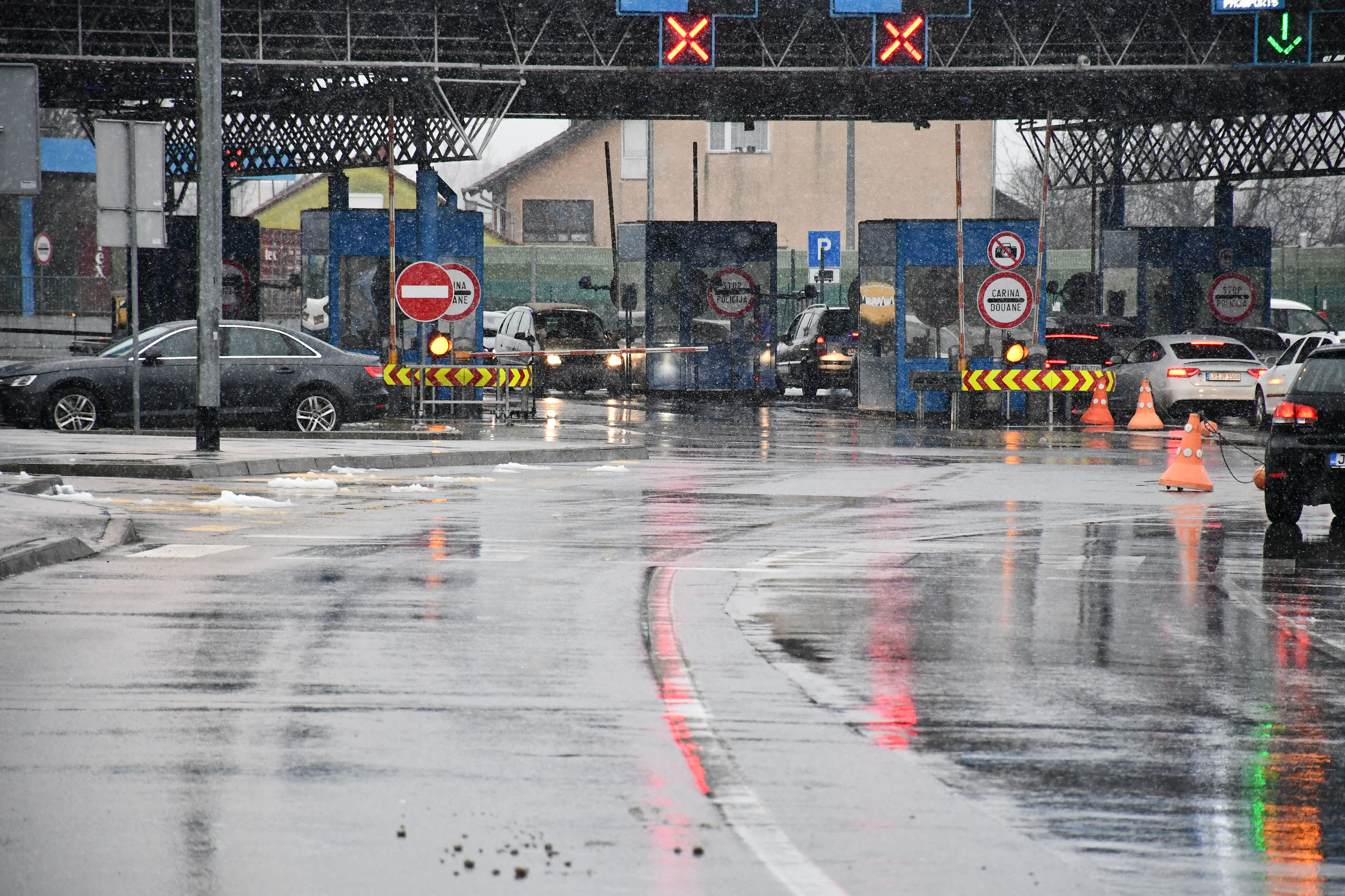 23.12.2024., Slavonski Brod - Na granicnom prijelazu sa BiH u Slavonskom Brodu nema guzvi i duzih cekanja. Photo: Ivica Galovic/PIXSELL
