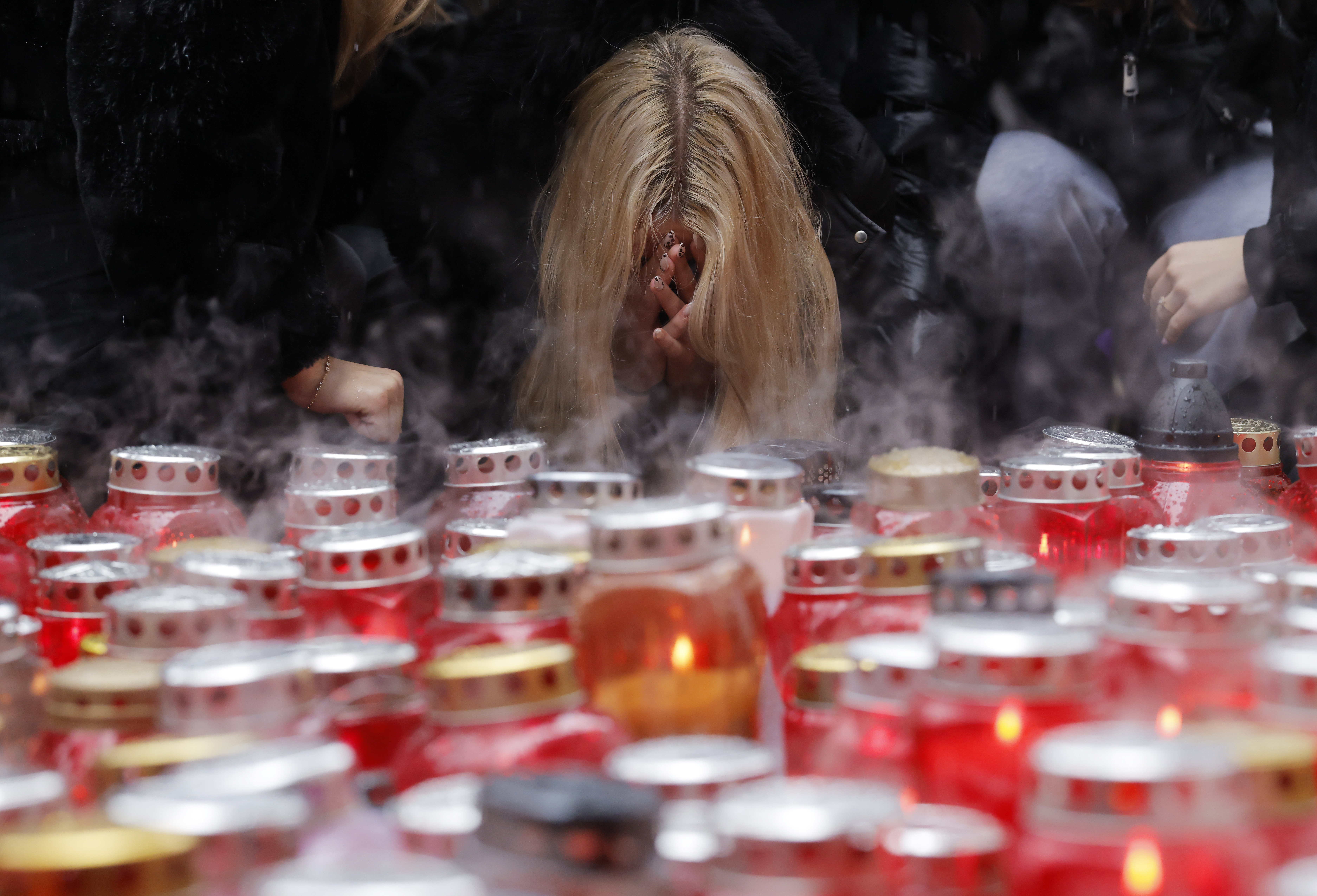 Slovenija, Novo mesto, 26.10.2025, 26. oktober 2025Ljudje prižigajo sveče v spomin moškega ki je umrl pred lokalom patriot, družba,Foto: Borut Živulović/F.A.Bobo Photo: BORUT ŽIVULOVIĆ/F.A. BOBO