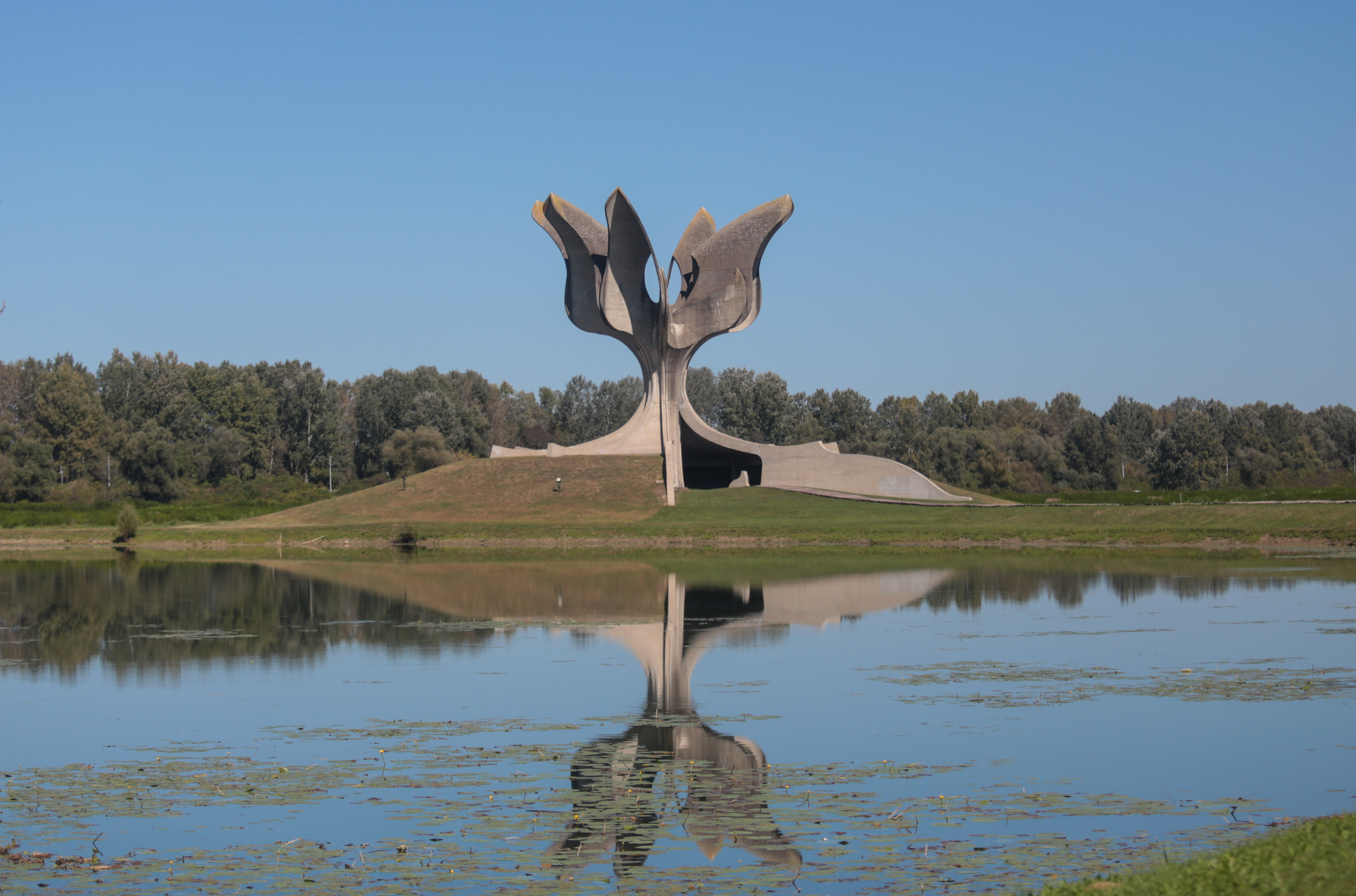 Na prostoru nekidasnjeg koncentracijskog logora Jasenovac, najveceg logora za ubijanje i istrebljenje u vremenu Nezavisne Drzave Hrvatske nalazi se memorijalni centar i spomenik.