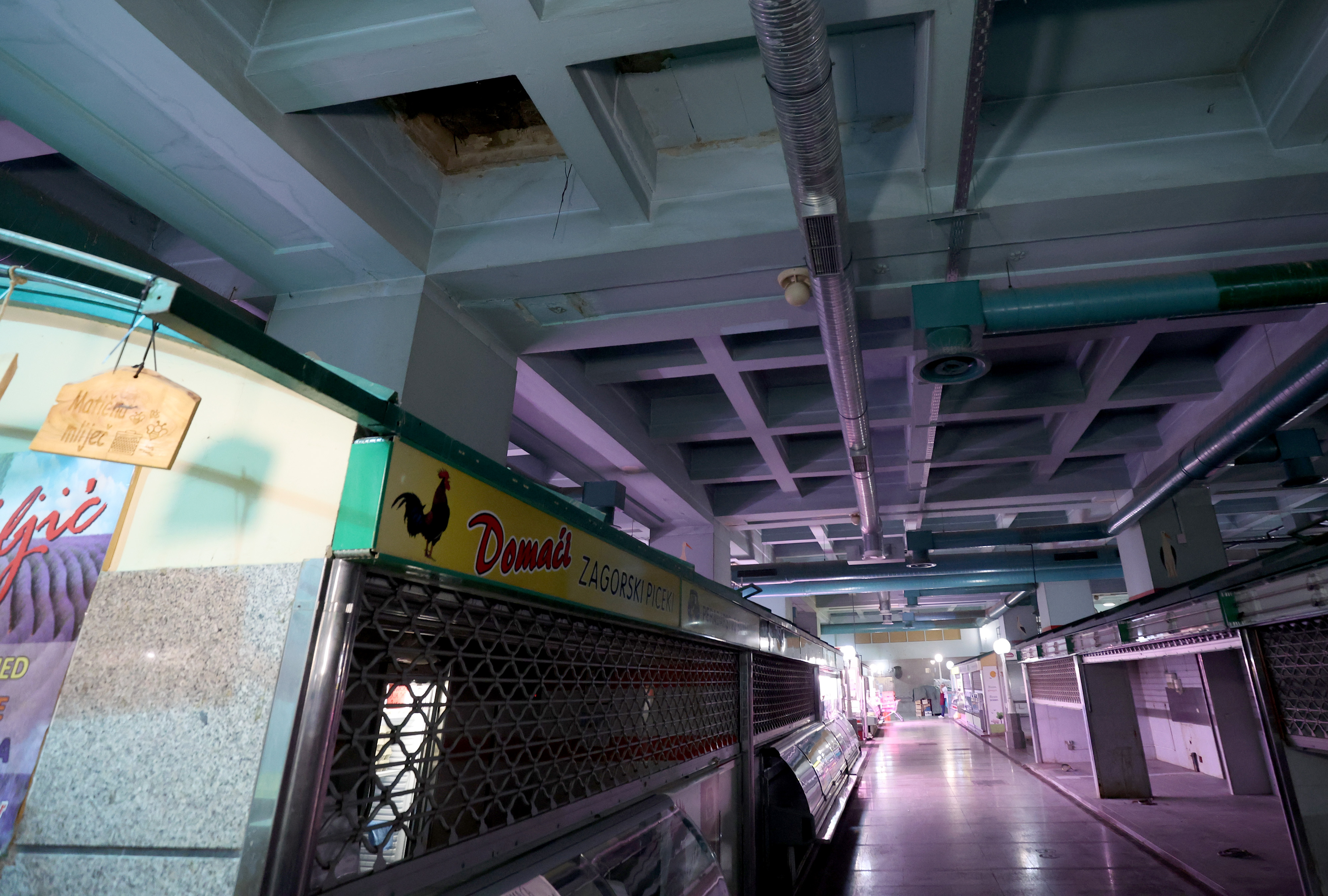 28.10. 2025., Zagreb - Urusio se diio stropa u prizmenim prostorima trynice Dolac. Photo: Sanjin Strukic/PIXSELL