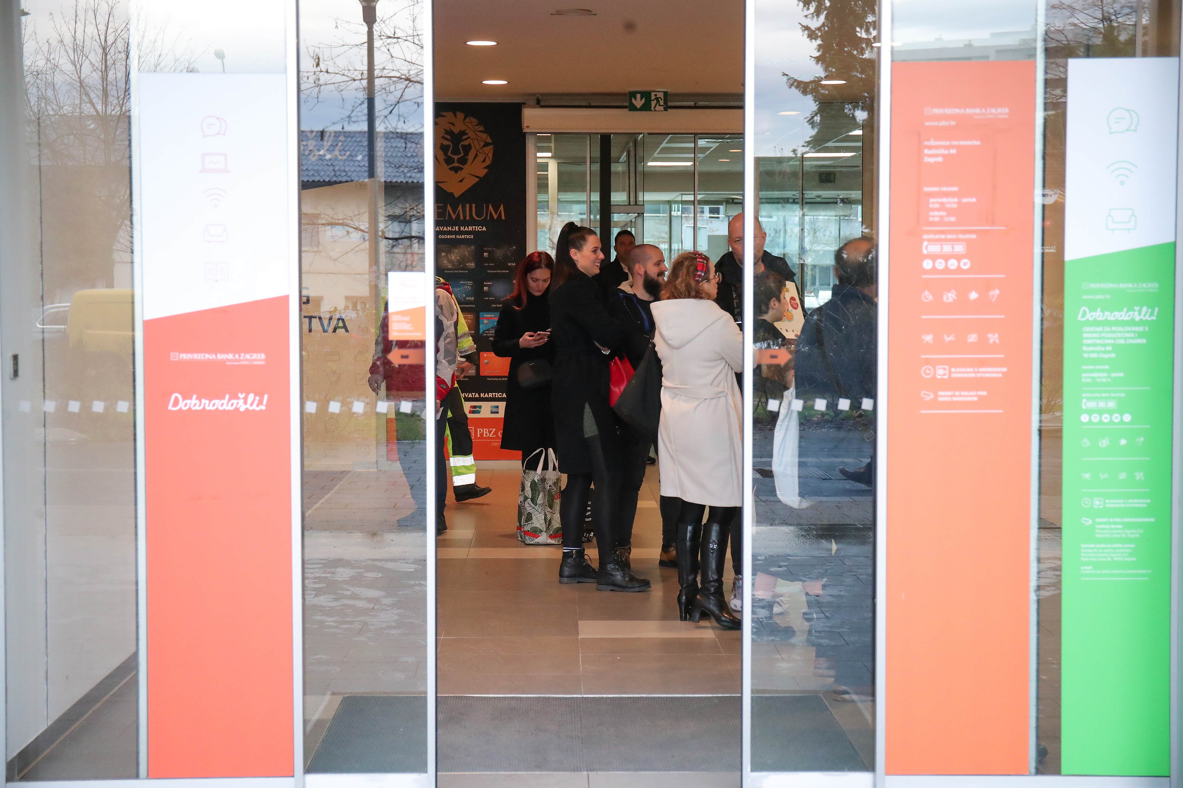 Privredna banka Zagreb postavila uplatne bankomate za kovanice po svojim poslovnicama gdje se stvaraju velike guzve uoci uvodjenja eura.