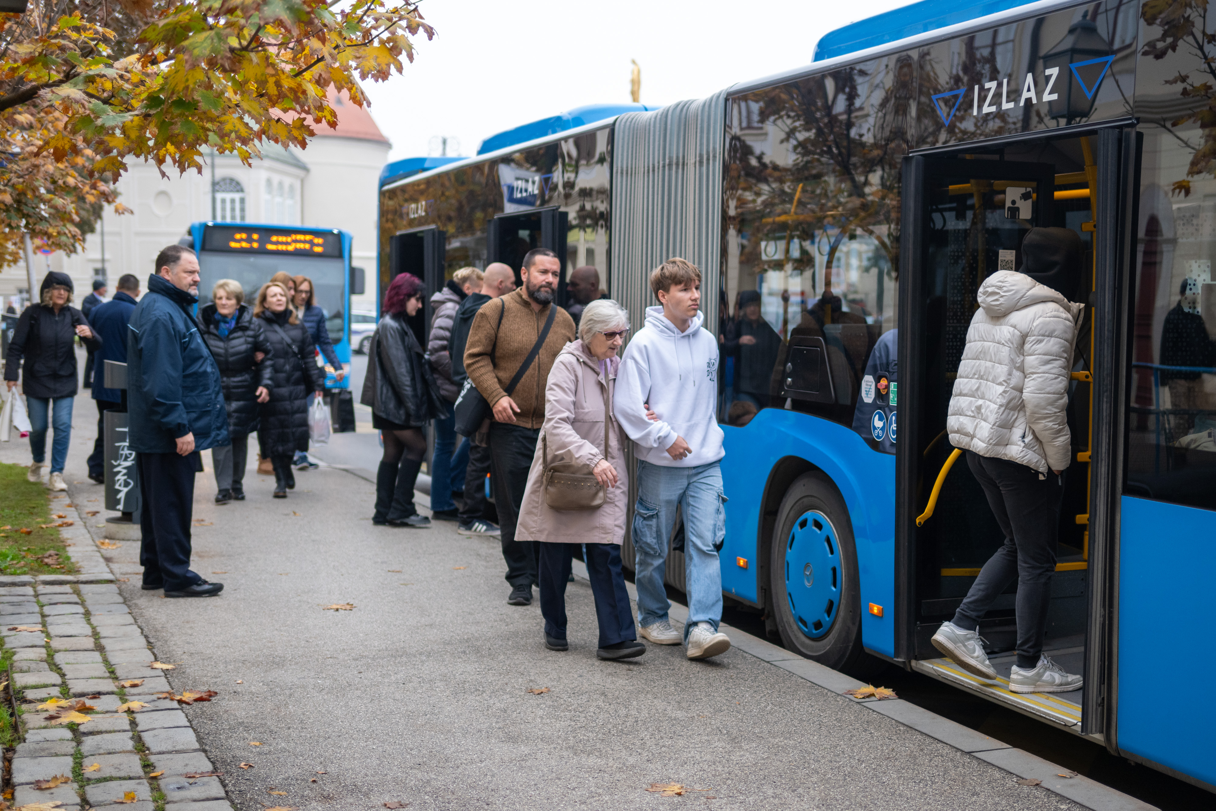 Na blagdan Svih svetih, ZET je uveo posebne prometne mjere, a od proteklog vikenda na prometnim trasama prema gradskim grobljima u primjeni su dodatni kapaciteti.
