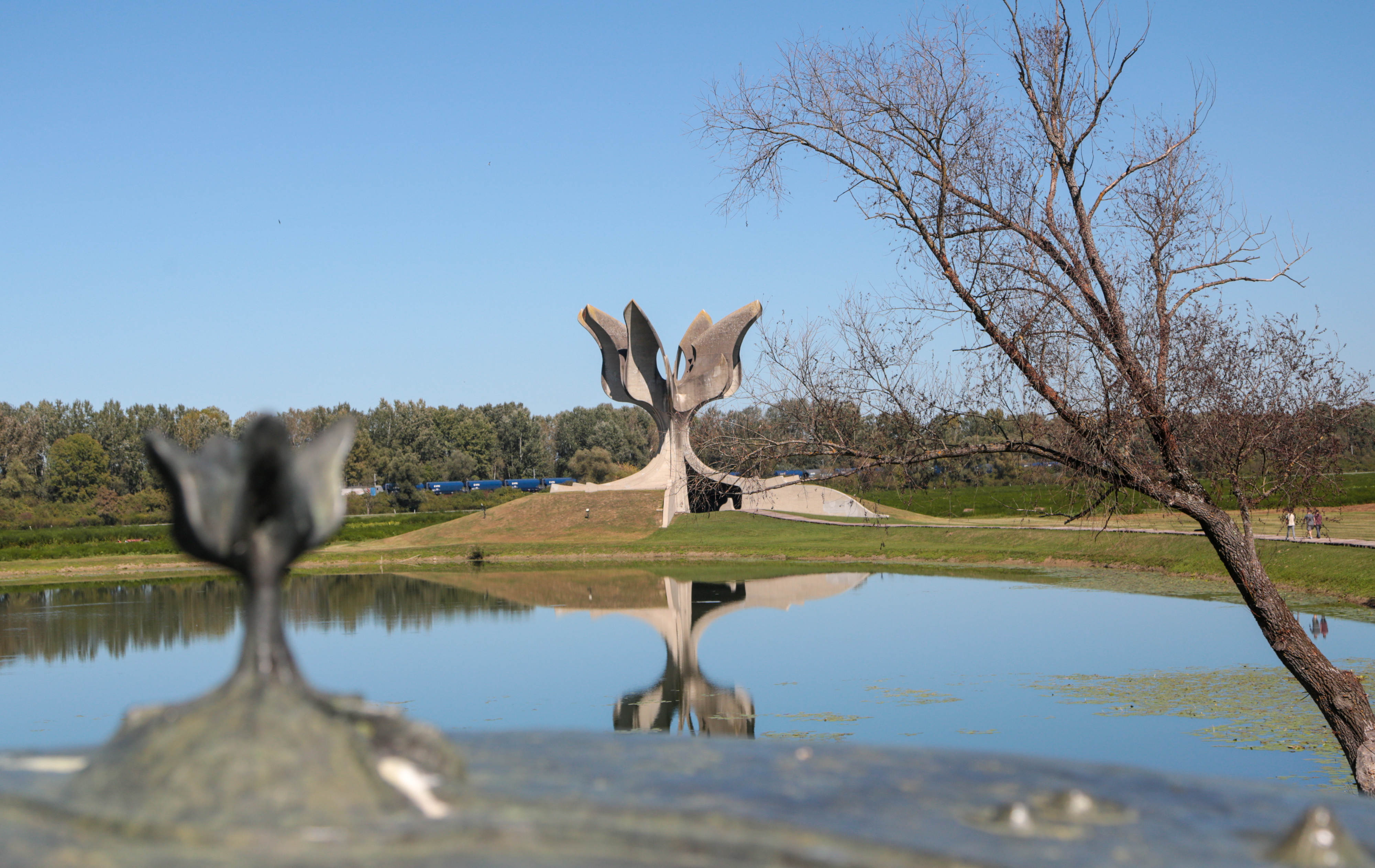 Na prostoru nekidasnjeg koncentracijskog  logora Jasenovac, najveceg  logora za ubijanje i istrebljenje u vremenu Nezavisne Drzave Hrvatske nalazi se memorijalni centar i spomenik.