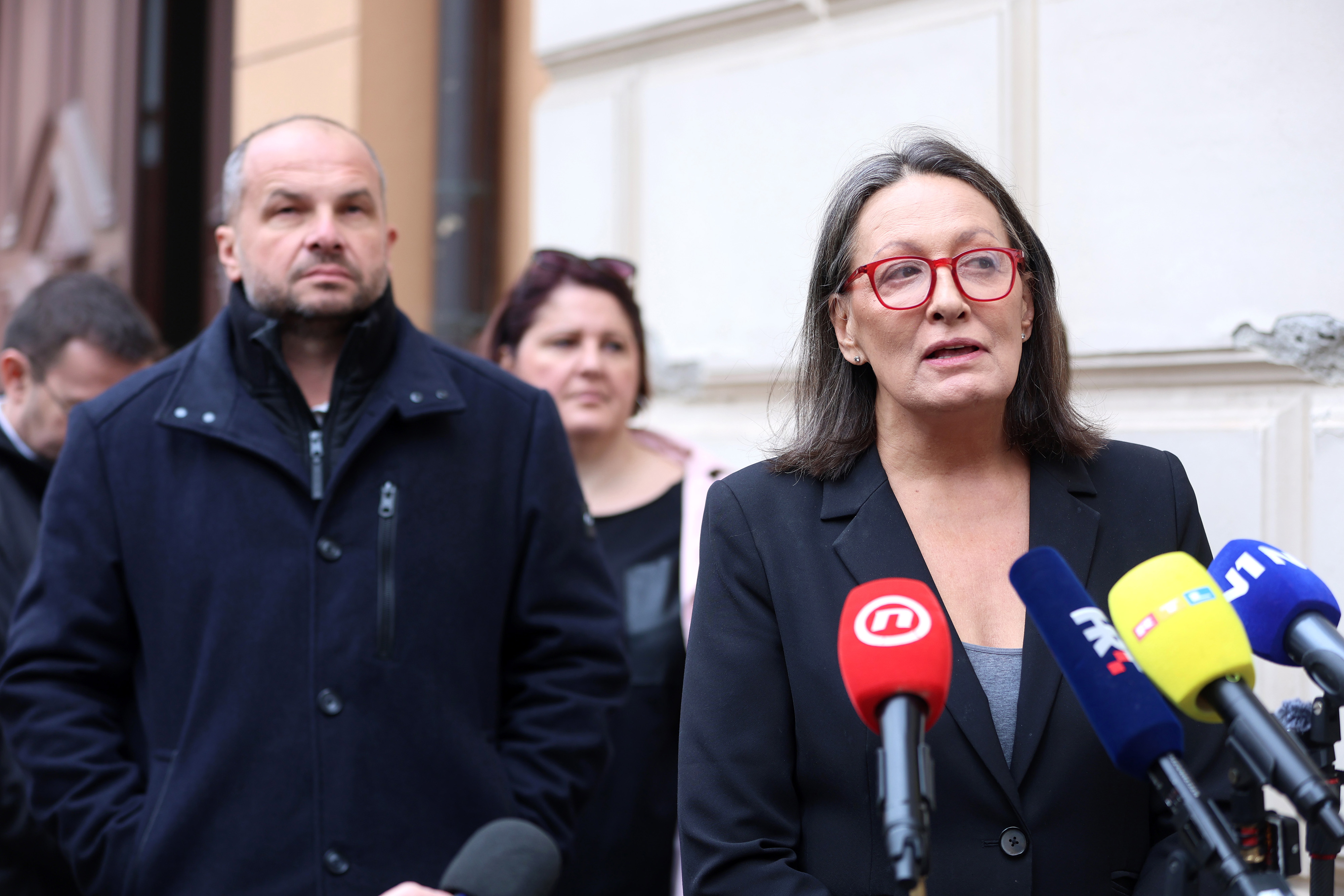 Klubovi zastupnika SDP-a i Mozemo!  podnijeli su zahtjev Ustavnom sudu za ocjenu suglasnosti Zakona o energiji i Zakona o izvlastenju nekretnina i odredjivanju naknade s Ustavom