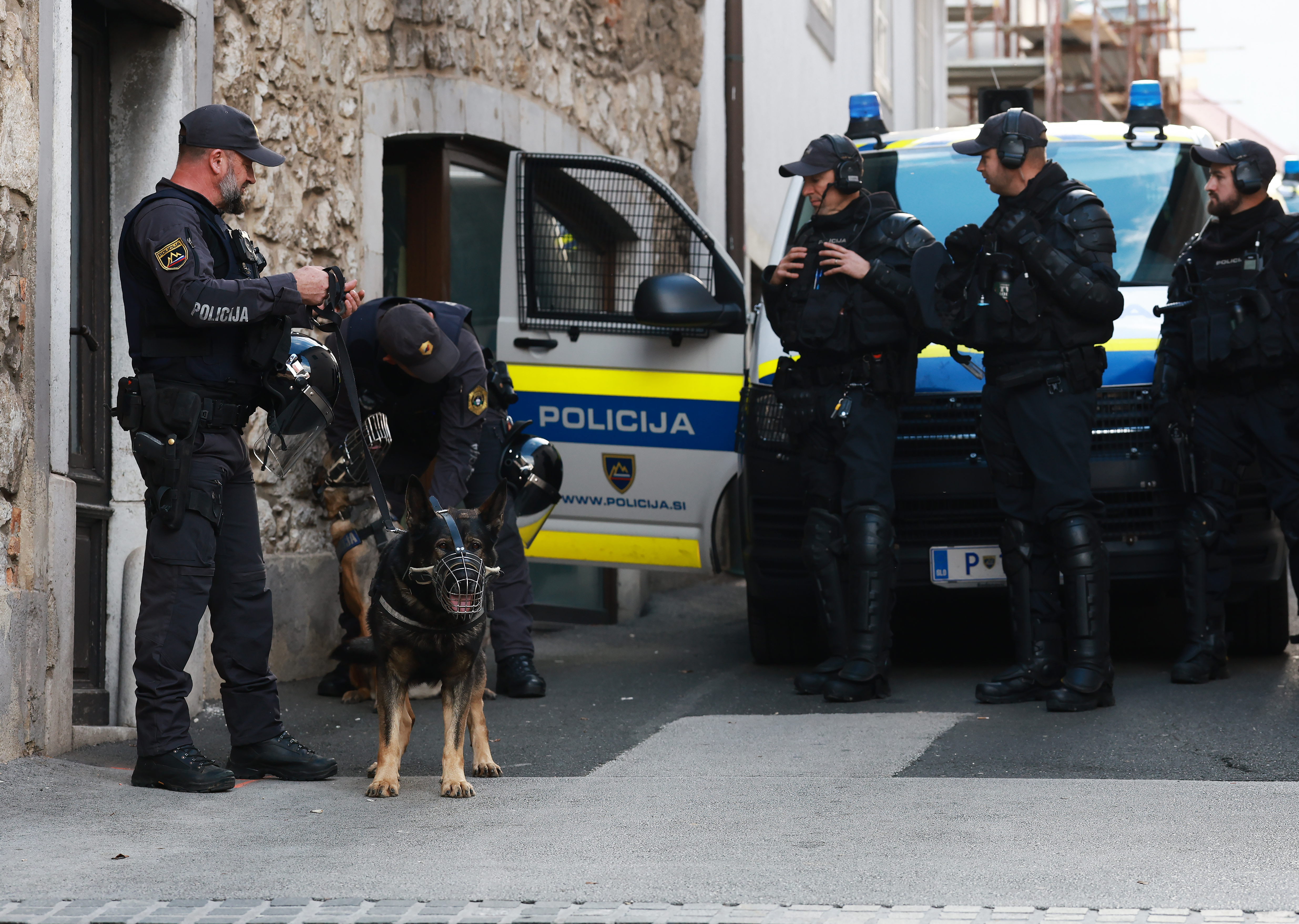 "Svi smo lako Aco". Gradjani pristizu na trg u Novom Mestu radi prosvjeda zbog ubojstva sugradjanina. Photo: Borut Zivulovic/PIXSELL/F.A. BOBO