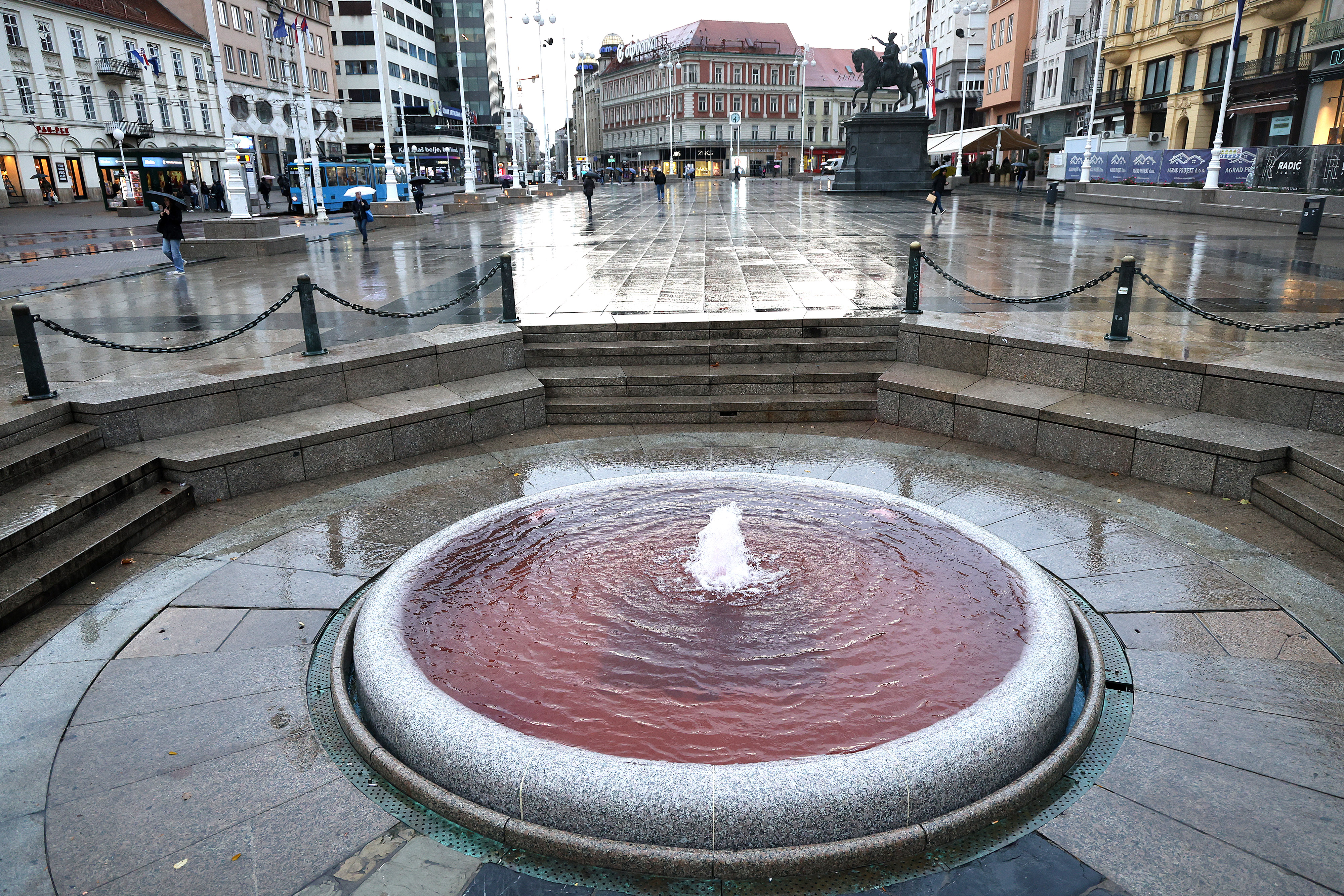 03.11.2025., Zagreb - Mandusevac je jutros osvanuo obojen u crveno. Nije poznato sto se dogodilo, ali su radnici tvrtke zaduzene za odrzavanje odmah prionuli ciscenju. Photo: Patrik Macek/PIXSELL