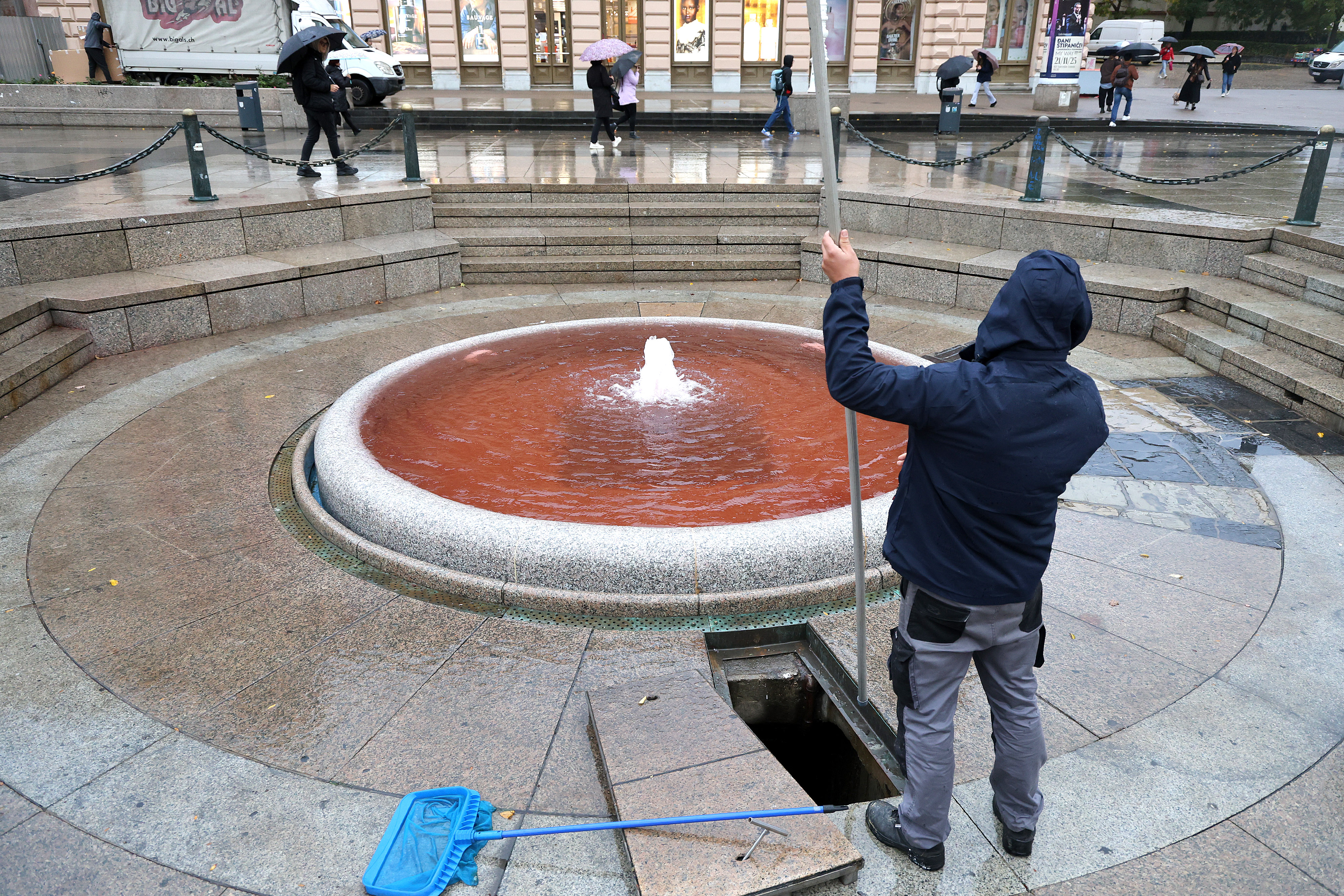 03.11.2025., Zagreb - Mandusevac je jutros osvanuo obojen u crveno. Nije poznato sto se dogodilo, ali su radnici tvrtke zaduzene za odrzavanje odmah prionuli ciscenju. Photo: Patrik Macek/PIXSELL