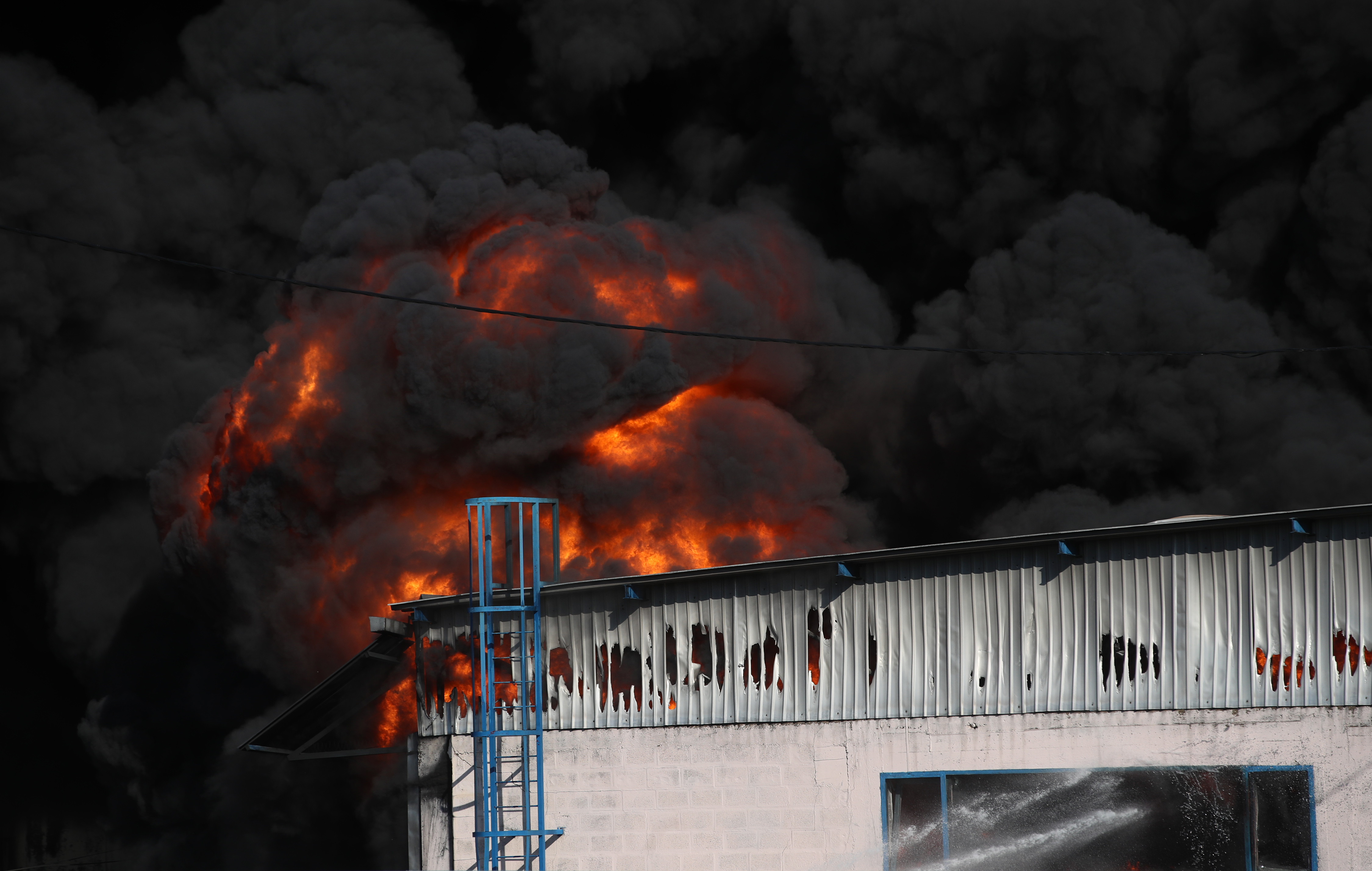 04.11.2025., Sveta Nedelja - Doslo je do pozara u skladistu guma, a veliki crni gusti dim vidi se i u dijelovima Zagreba. Uzrok jos nije poznat, no sve hitne sluzbe su na terenu.  Photo: Zeljko Lukunic/PIXSELL