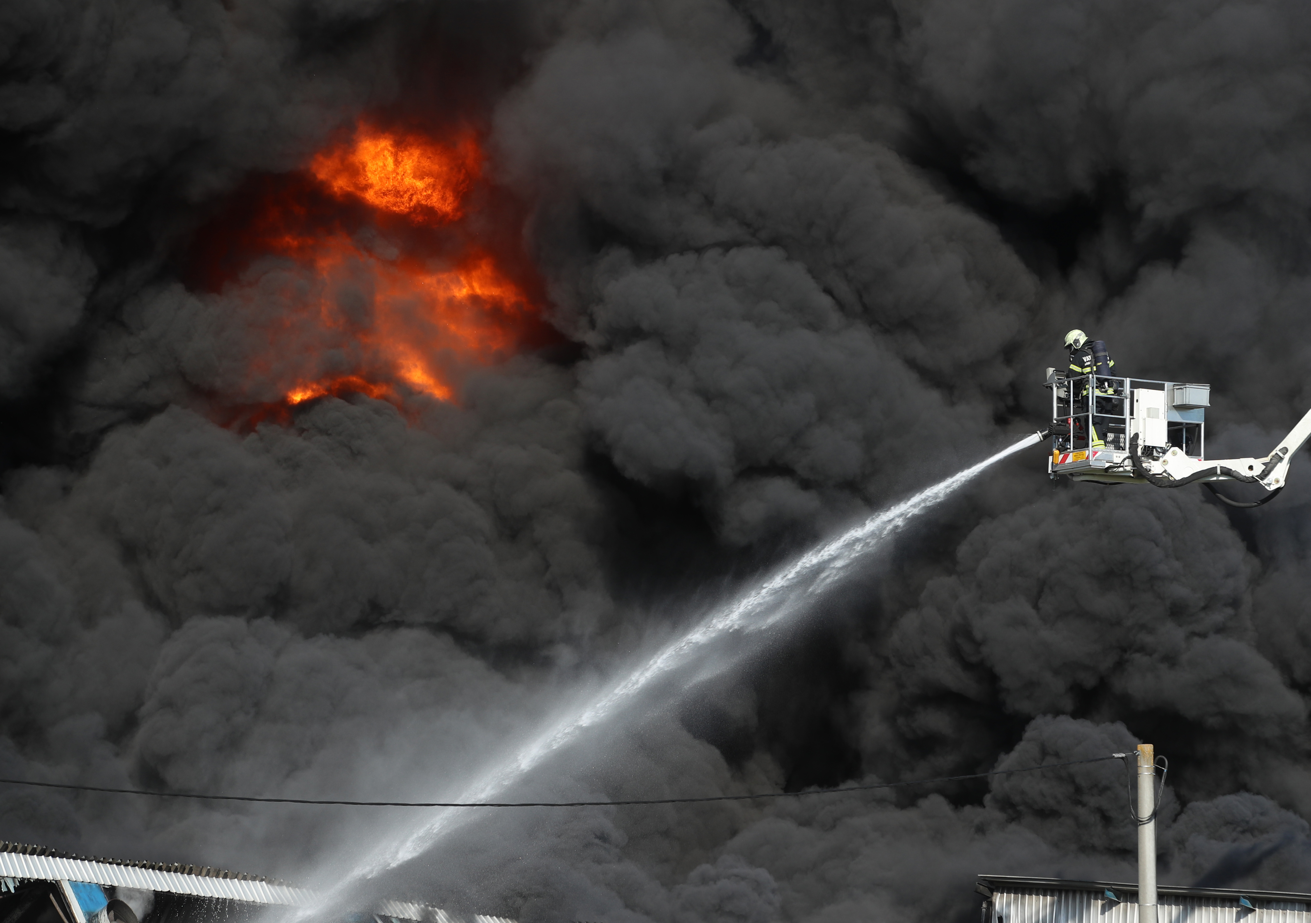 04.11.2025., Sveta Nedelja - Doslo je do pozara u skladistu guma, a veliki crni gusti dim vidi se i u dijelovima Zagreba. Uzrok jos nije poznat, no sve hitne sluzbe su na terenu.  Photo: Zeljko Lukunic/PIXSELL