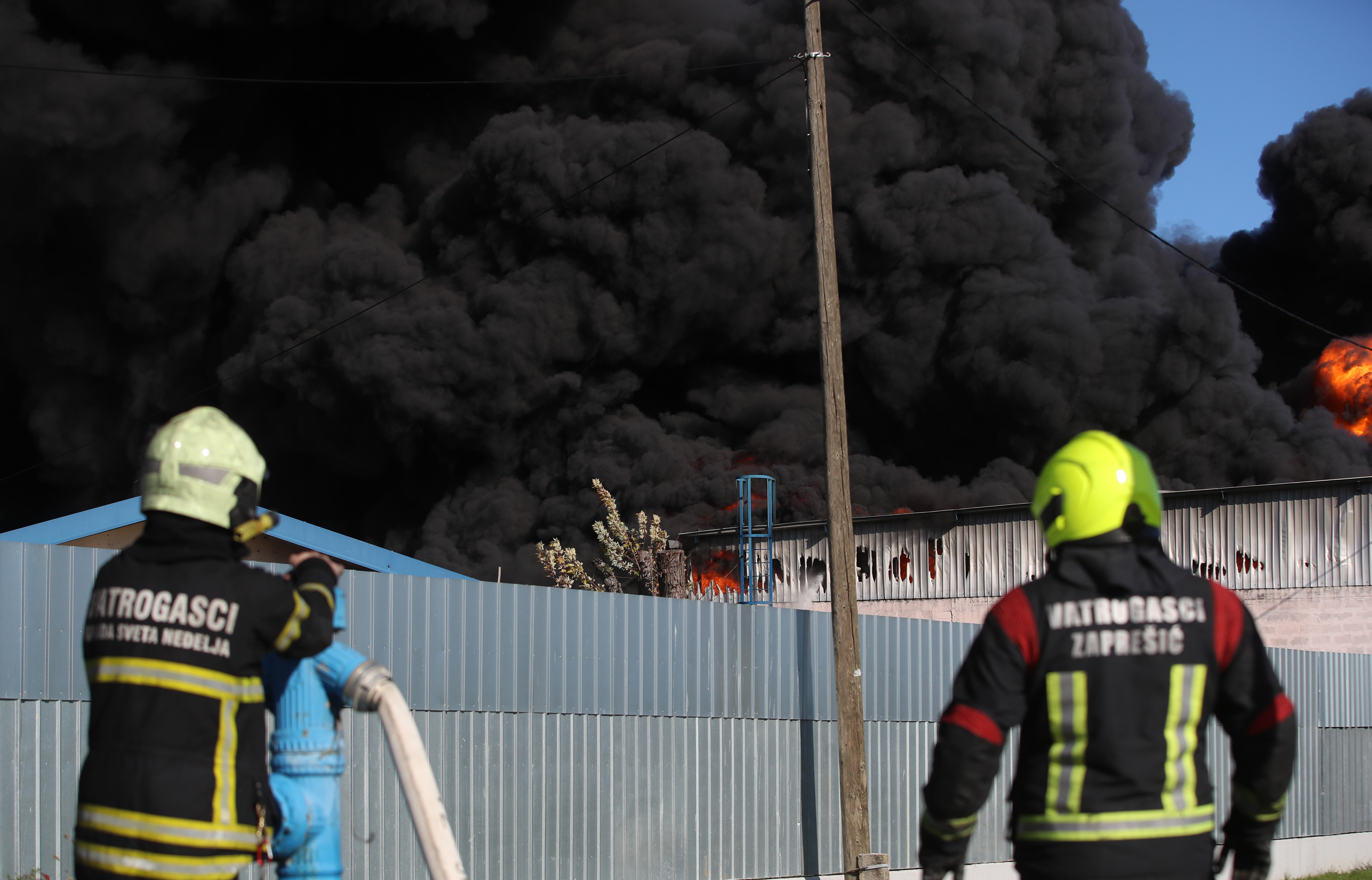 04.11.2025., Sveta Nedelja - Doslo je do pozara u skladistu guma, a veliki crni gusti dim vidi se i u dijelovima Zagreba. Uzrok jos nije poznat, no sve hitne sluzbe su na terenu.  Photo: Zeljko Lukunic/PIXSELL