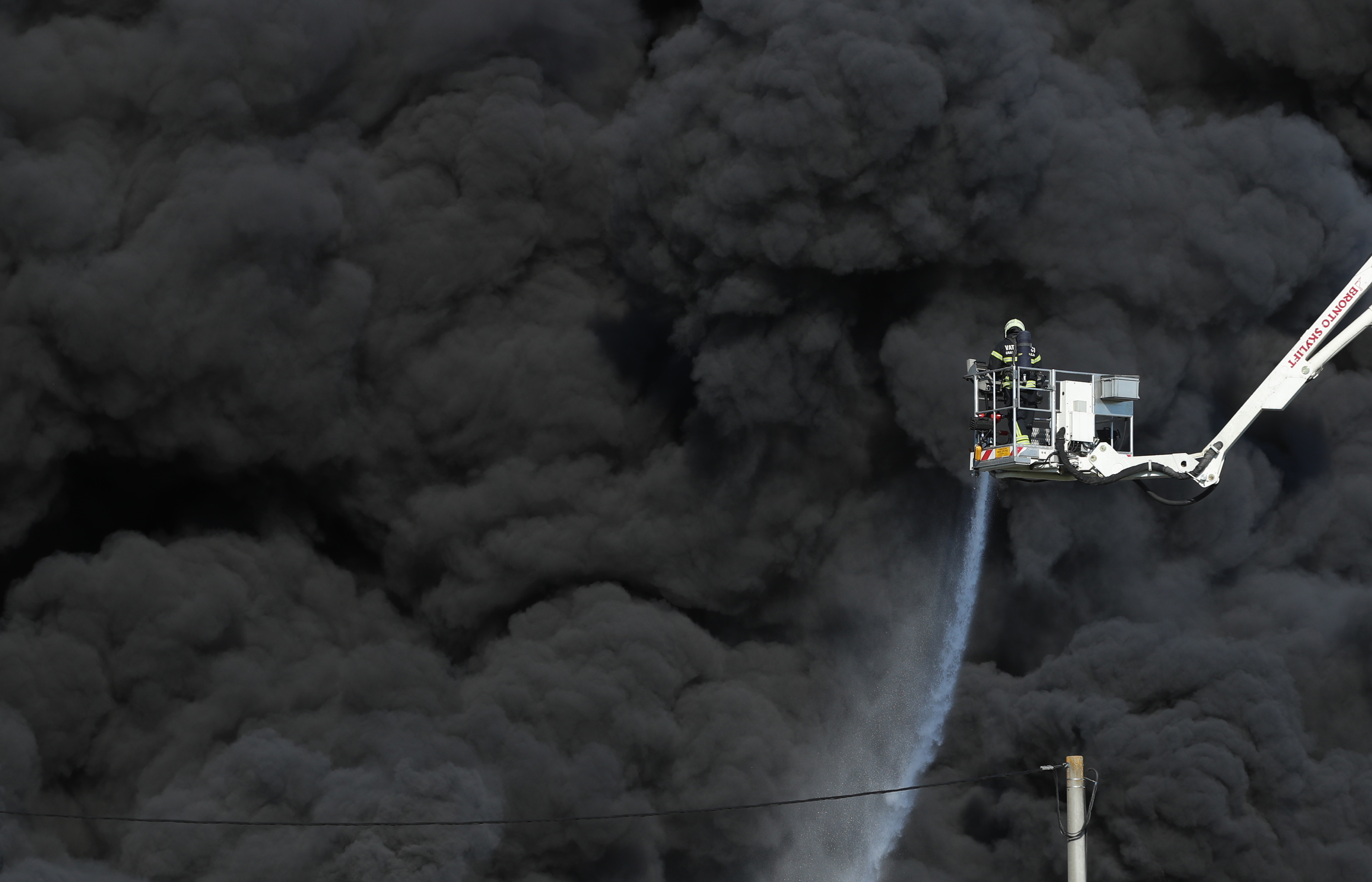 04.11.2025., Sveta Nedelja - Doslo je do pozara u skladistu guma, a veliki crni gusti dim vidi se i u dijelovima Zagreba. Uzrok jos nije poznat, no sve hitne sluzbe su na terenu.  Photo: Zeljko Lukunic/PIXSELL