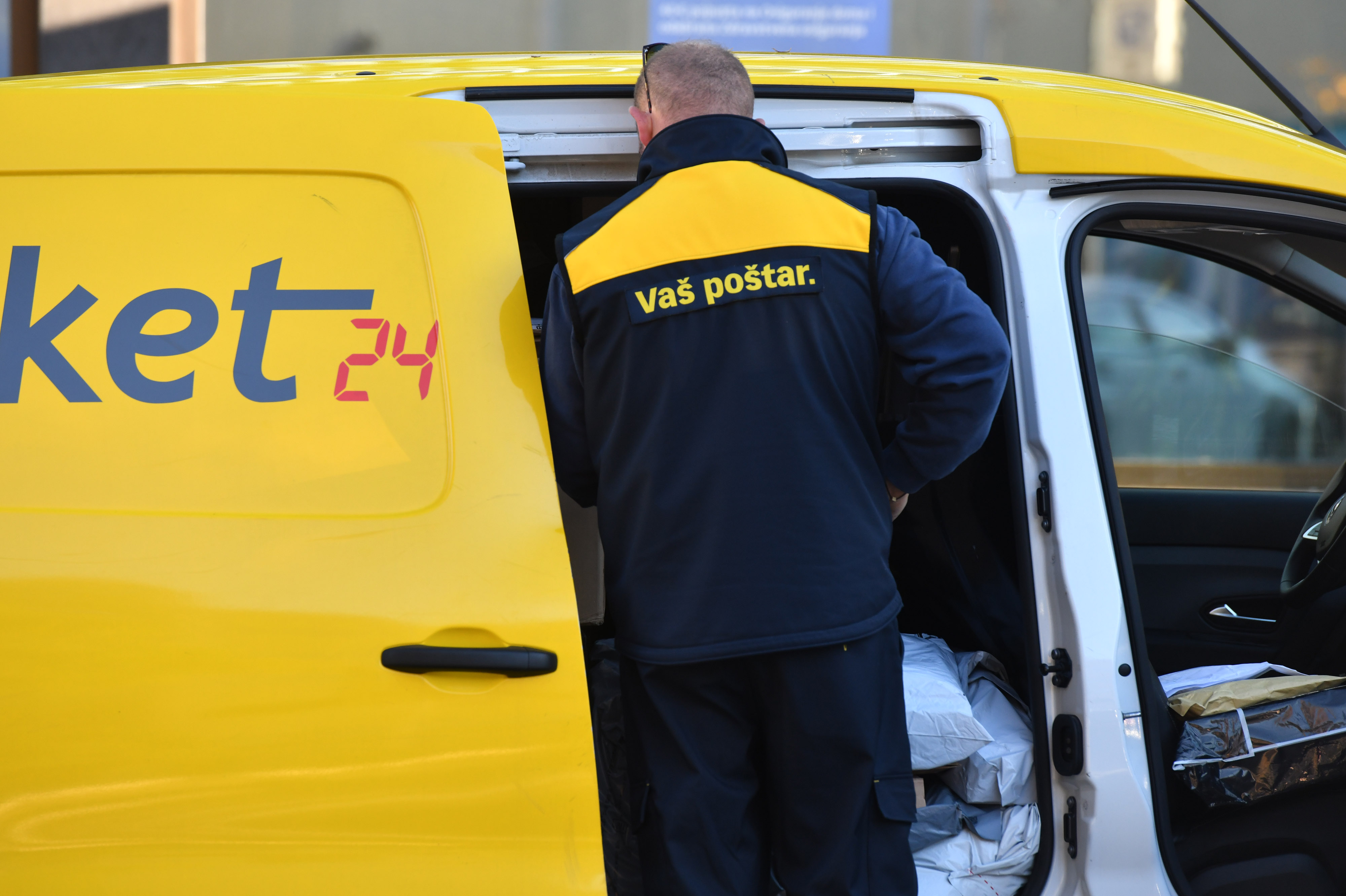 03.12.2024., Sibenik - Zbog povecanog broja internetskihnarudzbi postari u prosincu imaju pune ruke posla. Photo: Hrvoje Jelavic/PIXSELL