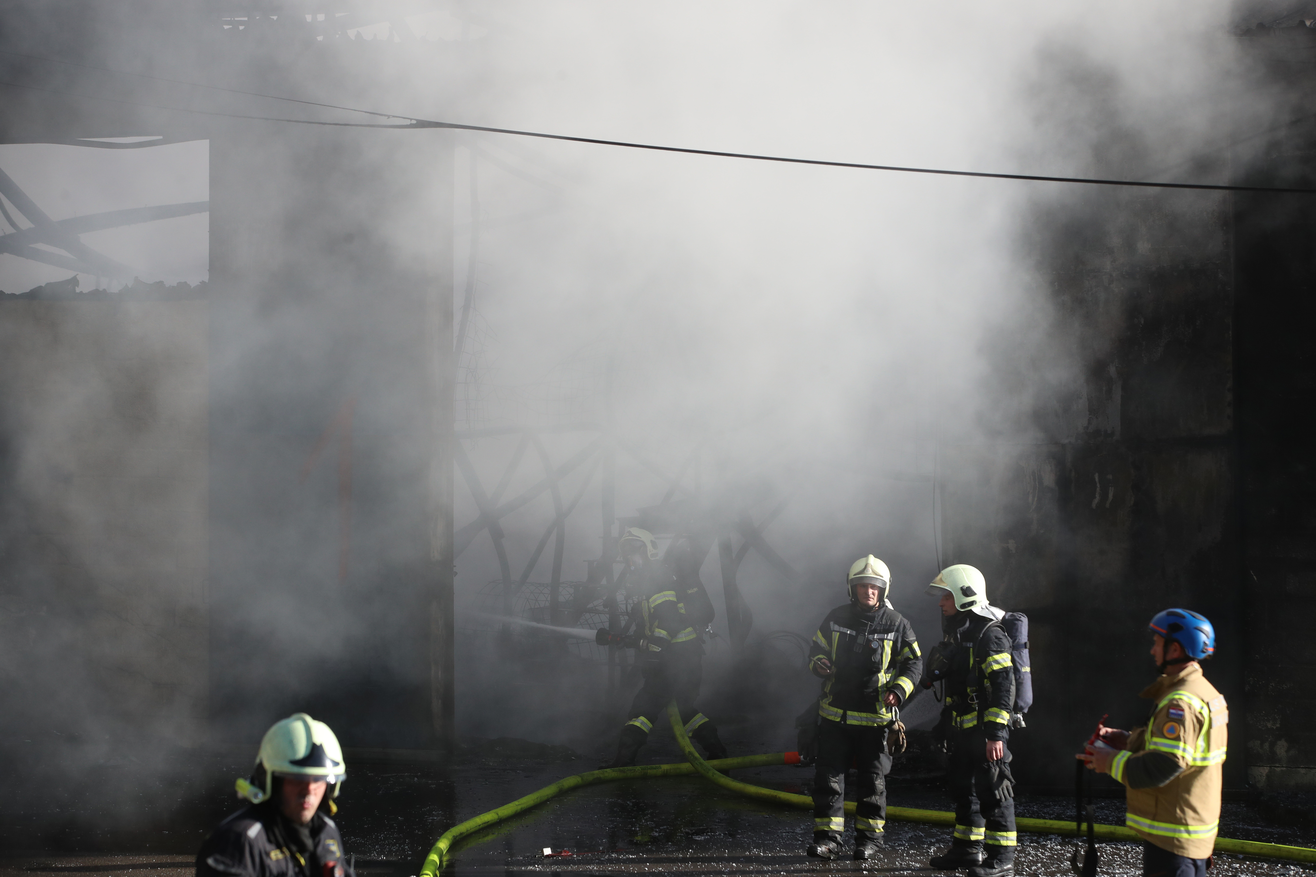 04.11.2025., Sveta Nedelja - Doslo je do pozara u skladistu guma