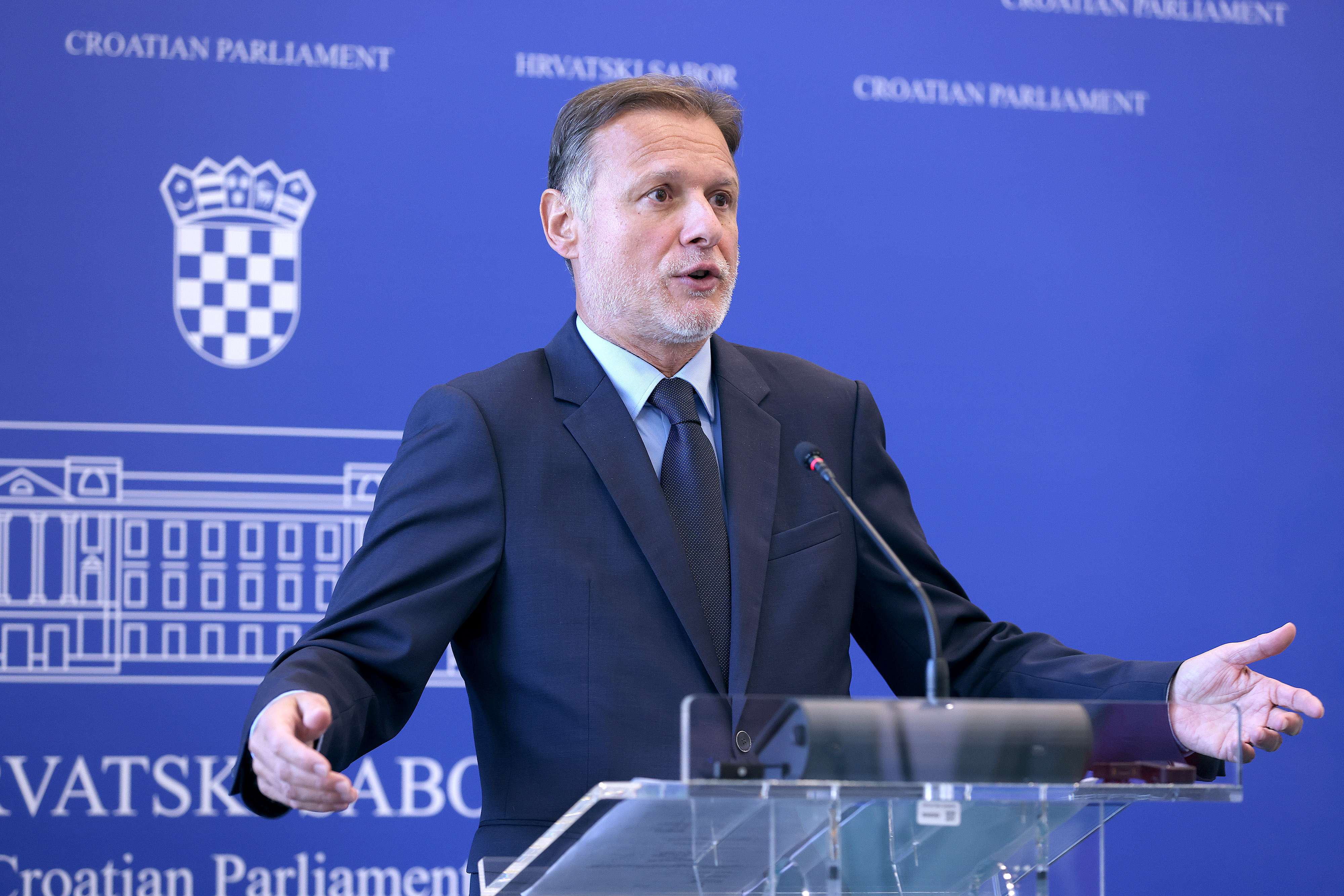 Odrzana je sjednica Predsjedništva Hrvatskoga sabora s predstavnicima klubova zastupnika kojom je predsjedao predsjednik Hrvatskoga sabora Gordan Jandrokovic.