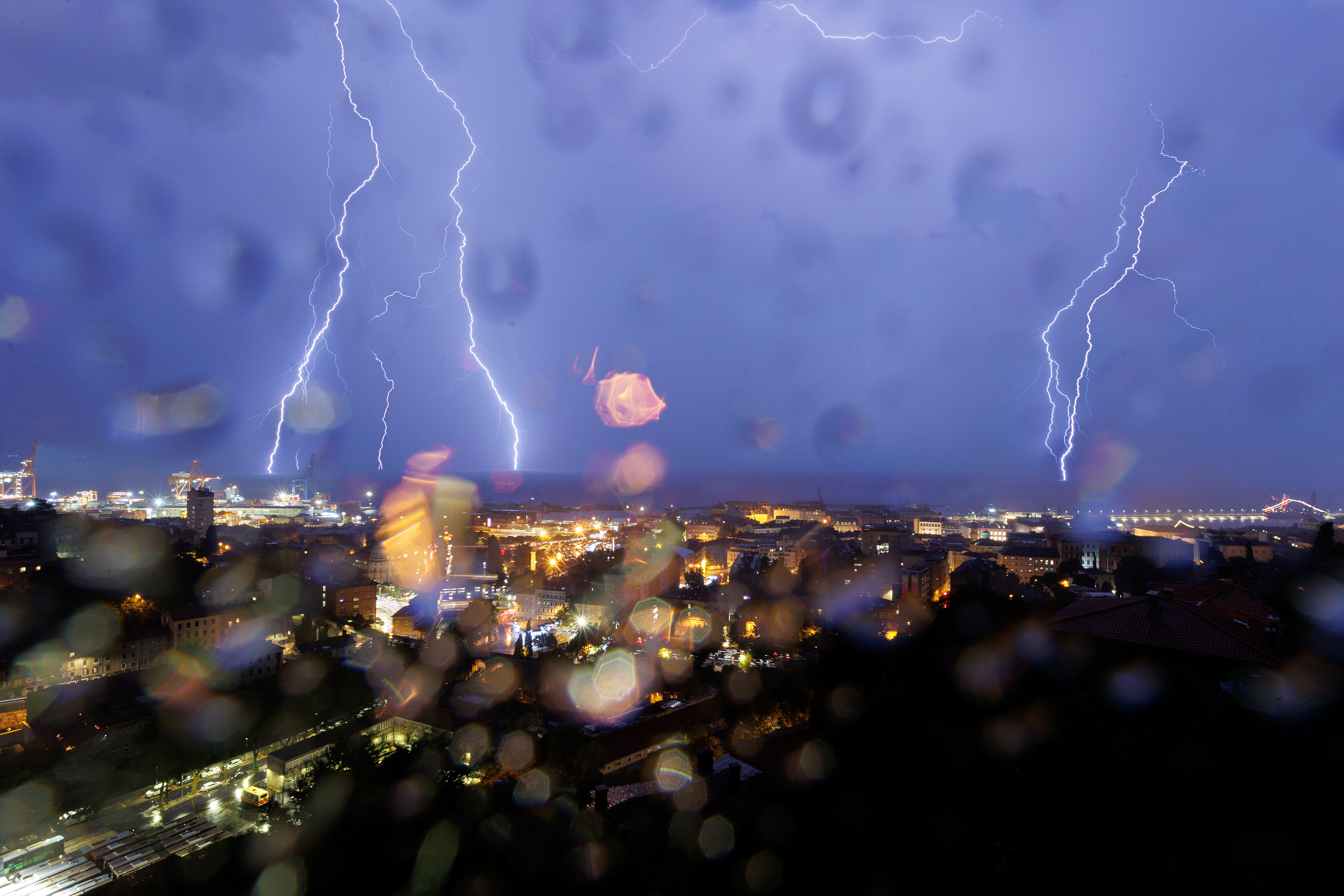 4.5.2025. Rijeka - Grmljavina pracena kisom donijela je najavljeno osvjezenje i promjenu vremena. Photo: Nel Pavletic/PIXSELL