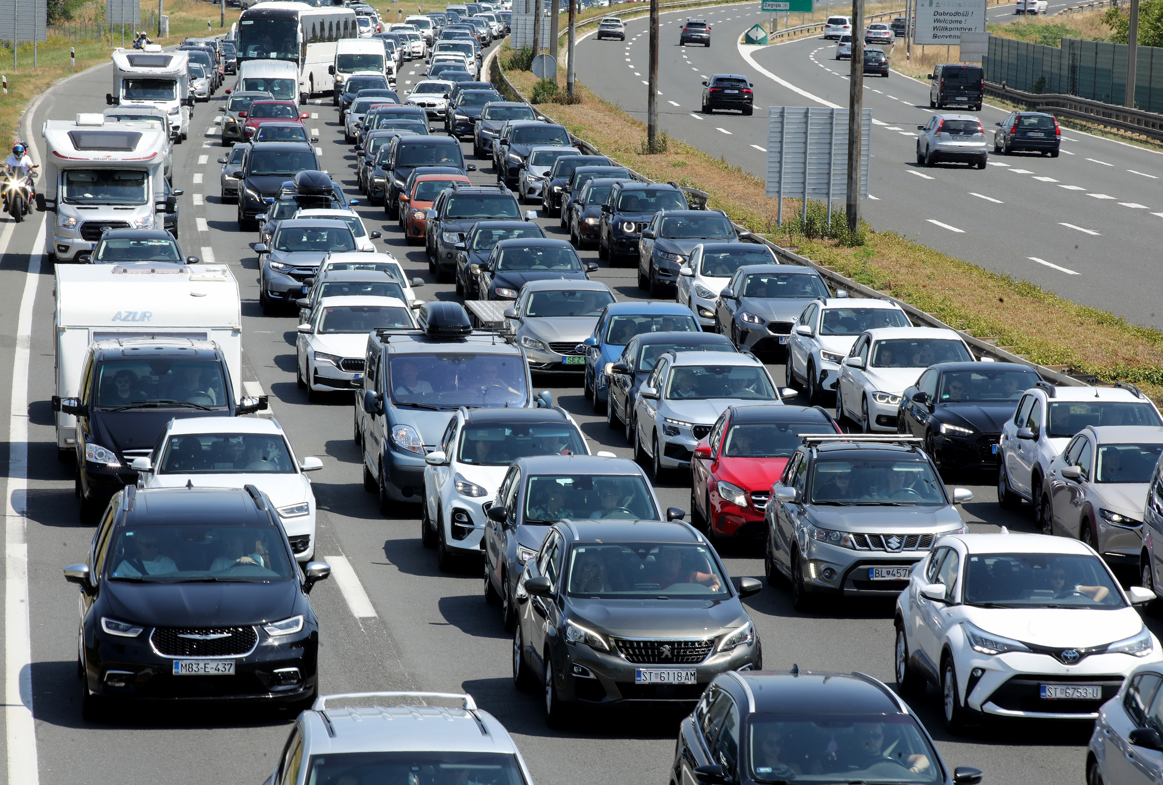 06.07.2025., Zagreb - Pogled na naplatnu postaju gdje je pojacan je promet na cestama u smjeru mora, moguci su zastoji i voznja u koloni, osobito na dionicama gdje su u tijeku radovi. Photo: Emica Elvedji/PIXSELL
