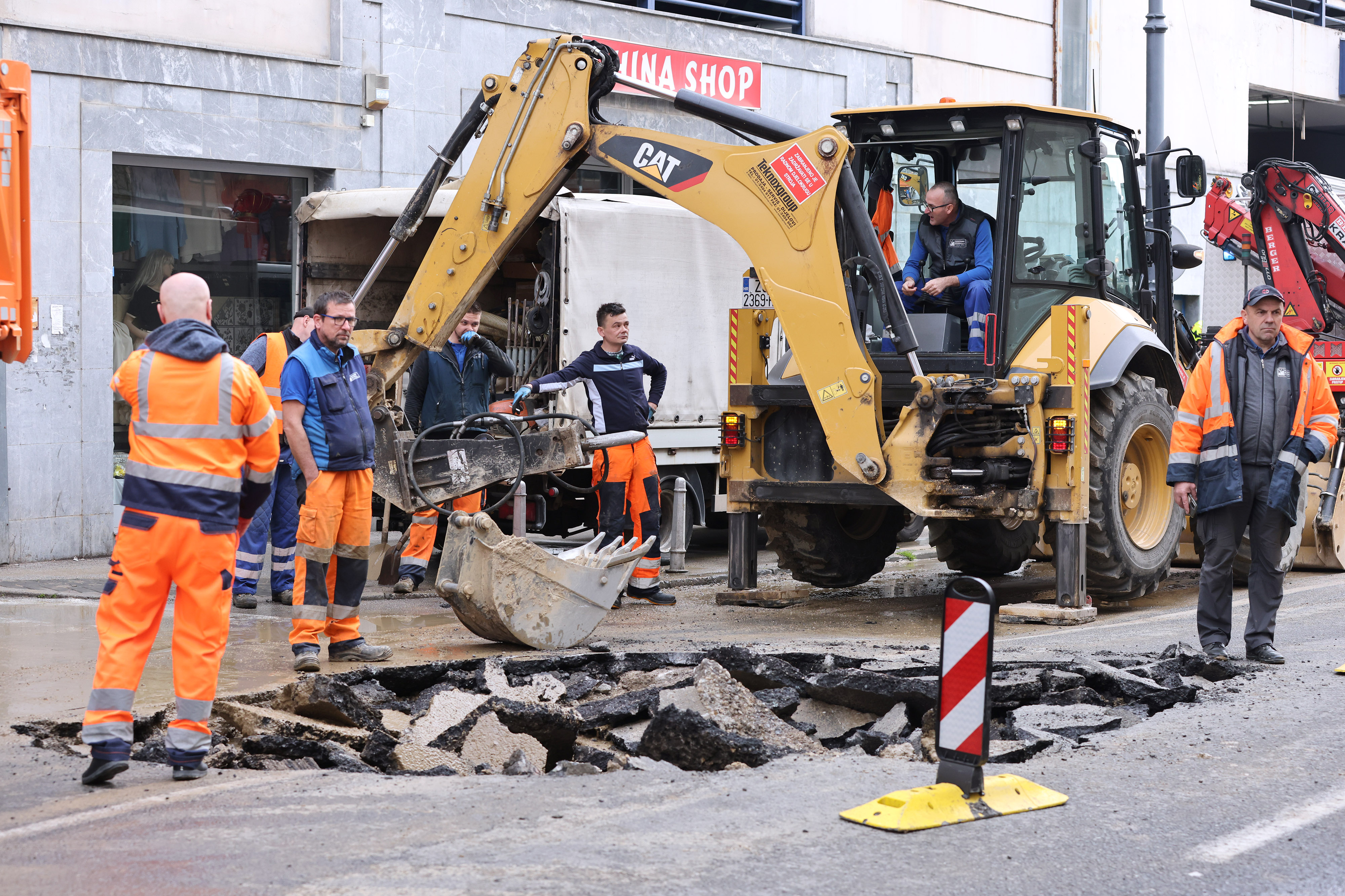 10.03.2025., Zagreb - Rano jutros uz trznicu Kvatric doslo je do puknuca vodovodne cijevi. U tijeku je sanacija puknuca, a dio okolnih ulica nema vode. Photo: Patrik Macek/PIXSELL
