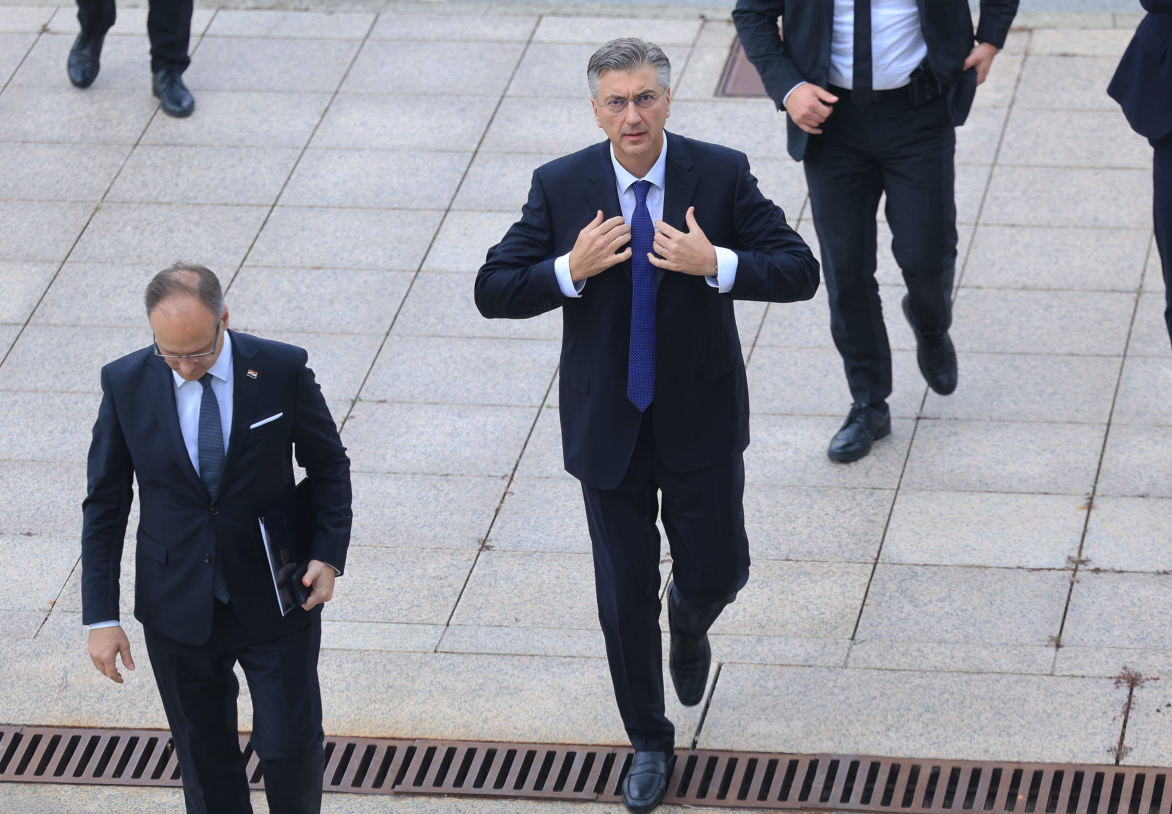 30.10.2025., Zagreb - Dolazak ministara u Nacionalnu i sveucilisnu knjiznicu na sjednicu Vlade Republike Hrvatske. predstojnik Ureda predsjednika Vlade Zvonimir Frka Petesic i predsjednik Vlade RH Andrej Plenkovic Photo: Marko Prpic/PIXSELL