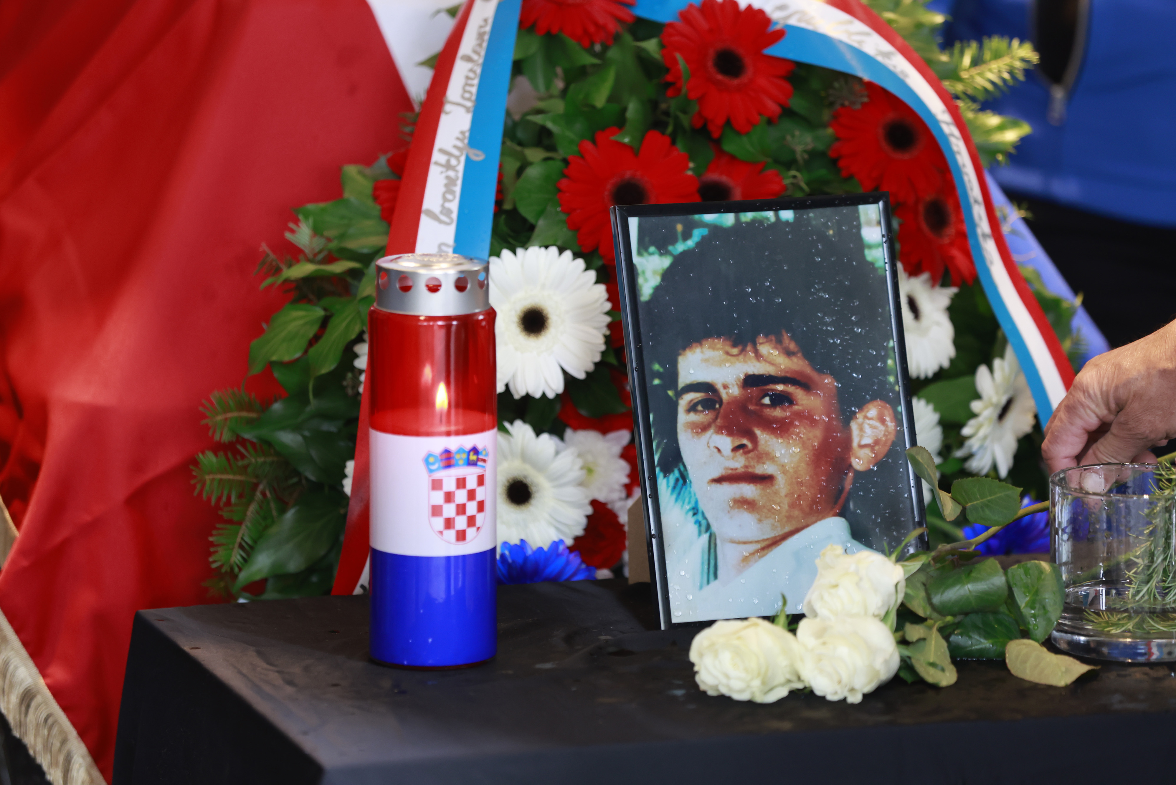 07.11.2025., Vukovar - Posljednji ispracaj i ukop hrvatskog branitelja Zorislava Gaspara na Memorijalnom groblju zrtava iz Domovinskog rata u Vukovaru. Photo: Davor Javorovic/PIXSELL