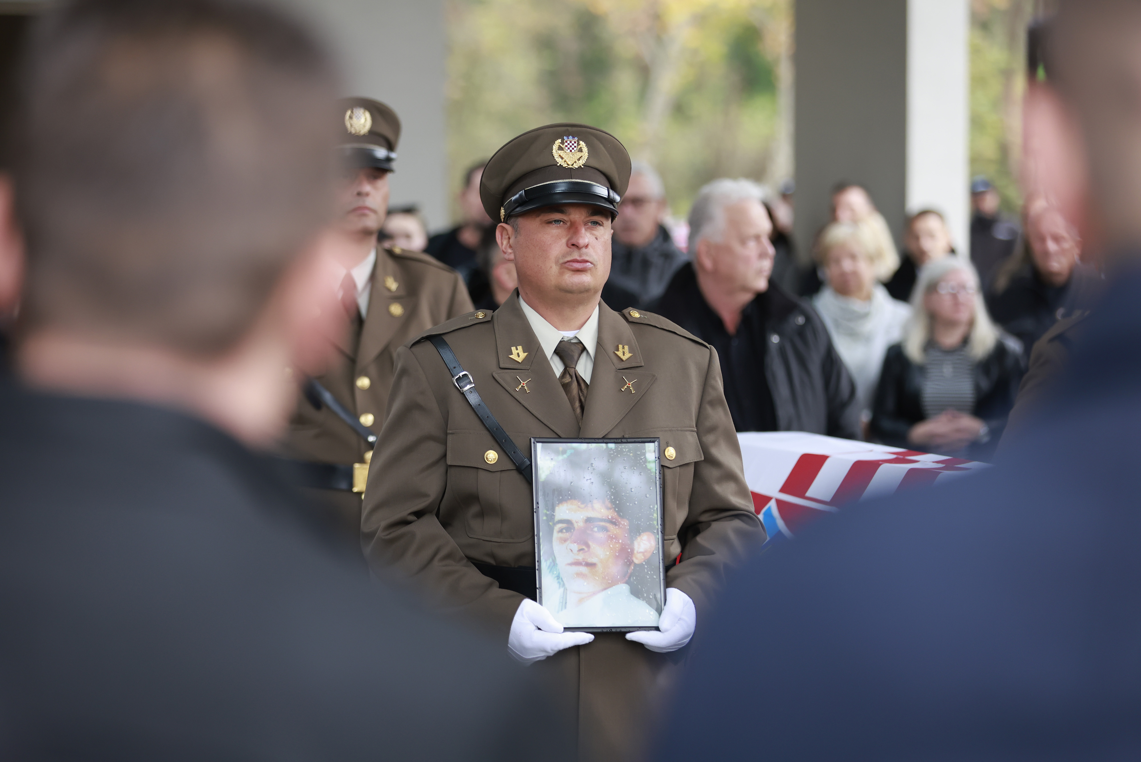 07.11.2025., Vukovar - Posljednji ispracaj i ukop hrvatskog branitelja Zorislava Gaspara na Memorijalnom groblju zrtava iz Domovinskog rata u Vukovaru. Photo: Davor Javorovic/PIXSELL
