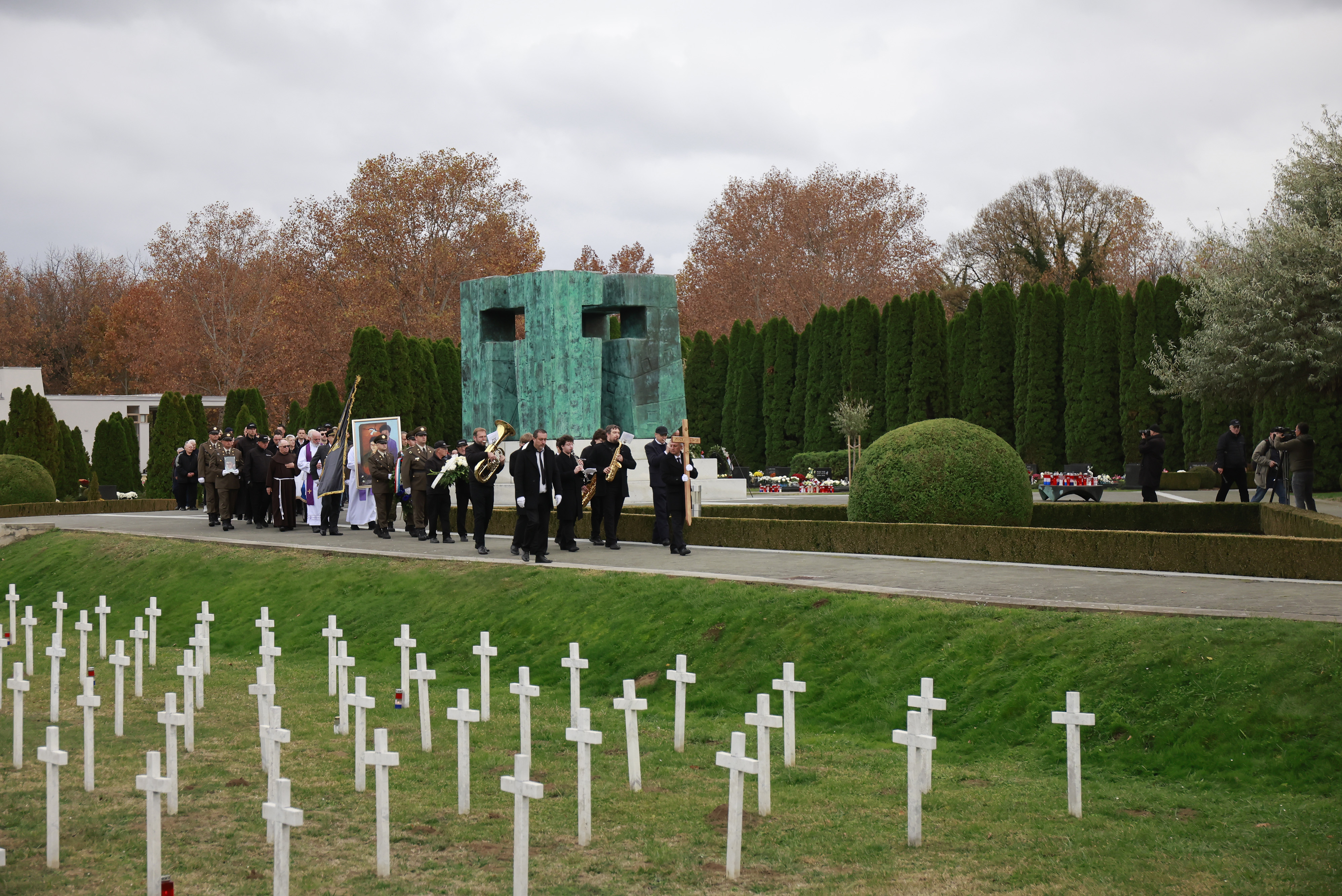 07.11.2025., Vukovar - Posljednji ispracaj i ukop hrvatskog branitelja Zorislava Gaspara na Memorijalnom groblju zrtava iz Domovinskog rata u Vukovaru. Photo: Davor Javorovic/PIXSELL