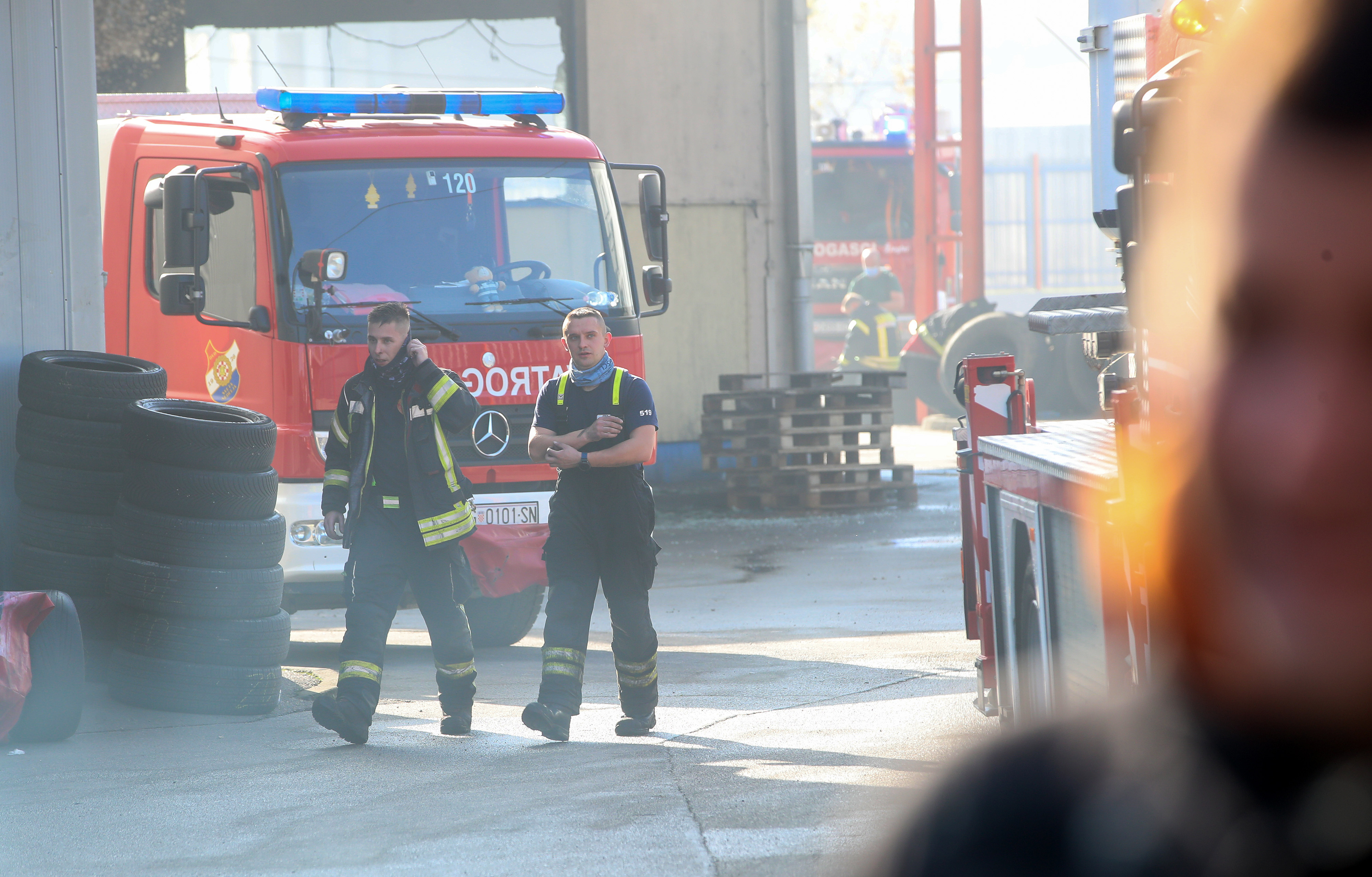 Pozar u skladistu guma tvrtke Pneumatik u Svetoj Nedelji je lokaliziran i pod nadzorom, izvijestio je jutros zapovjednik vatrogasne zajednice Grada Svete Nedelje Ivan Stimac. Photo: Zeljko Lukunic/PIXSELL