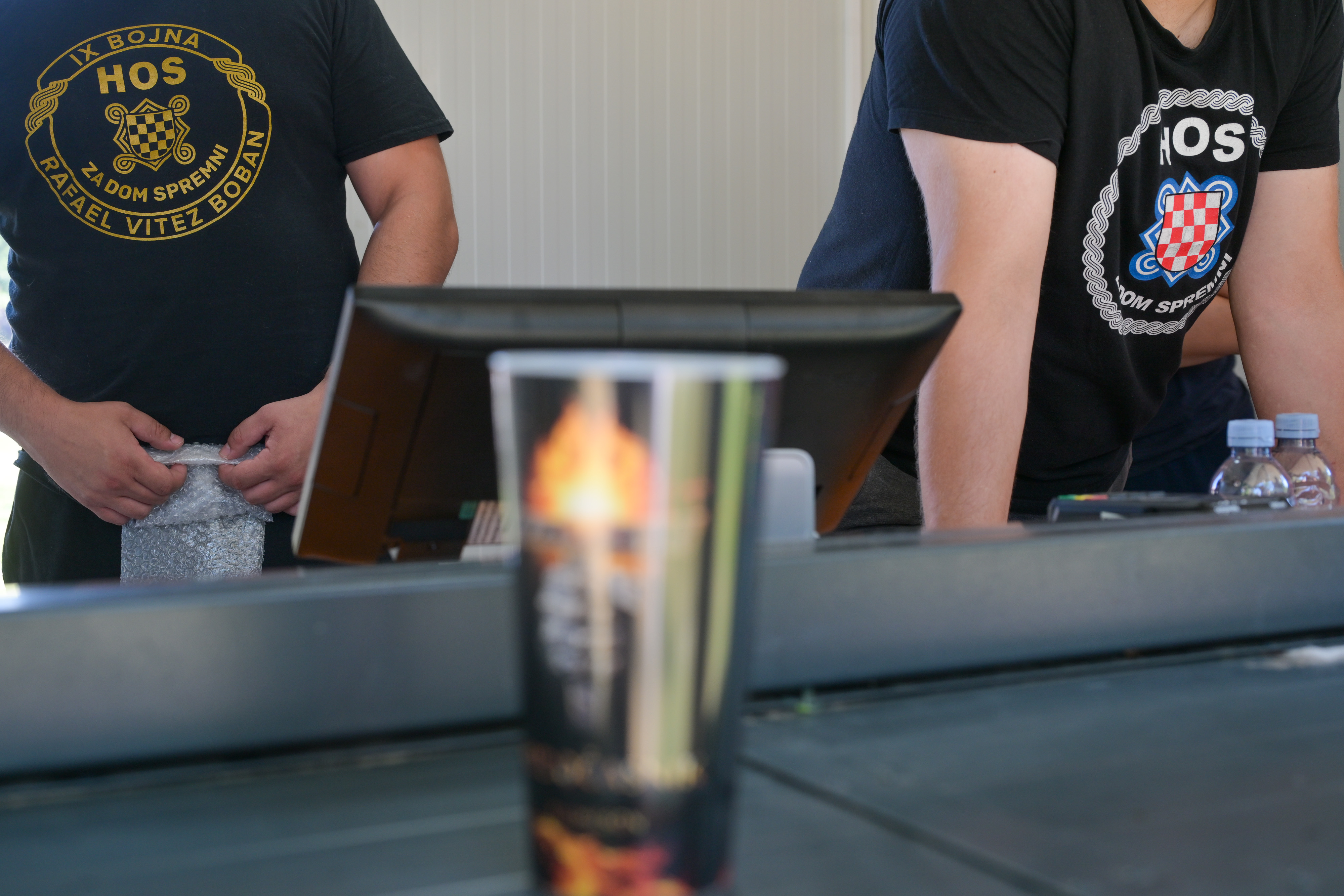 Obozavatelji u fan zoni na Bundeku uoci koncerta Marka Perkovica Thompsona na Hipodromu. Majice konobara u fan zoni. Photo: Sandra Simunovic/PIXSELL