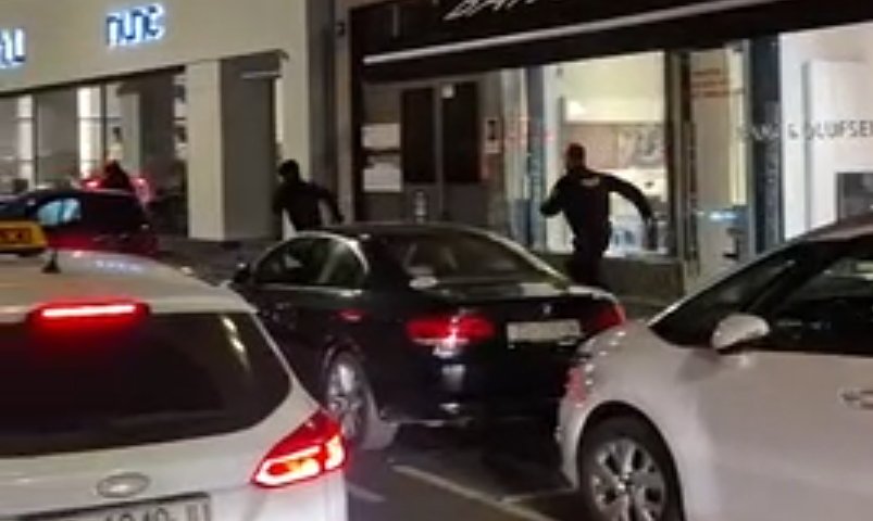 policija naganje ljude u crnom po preradovićevoj