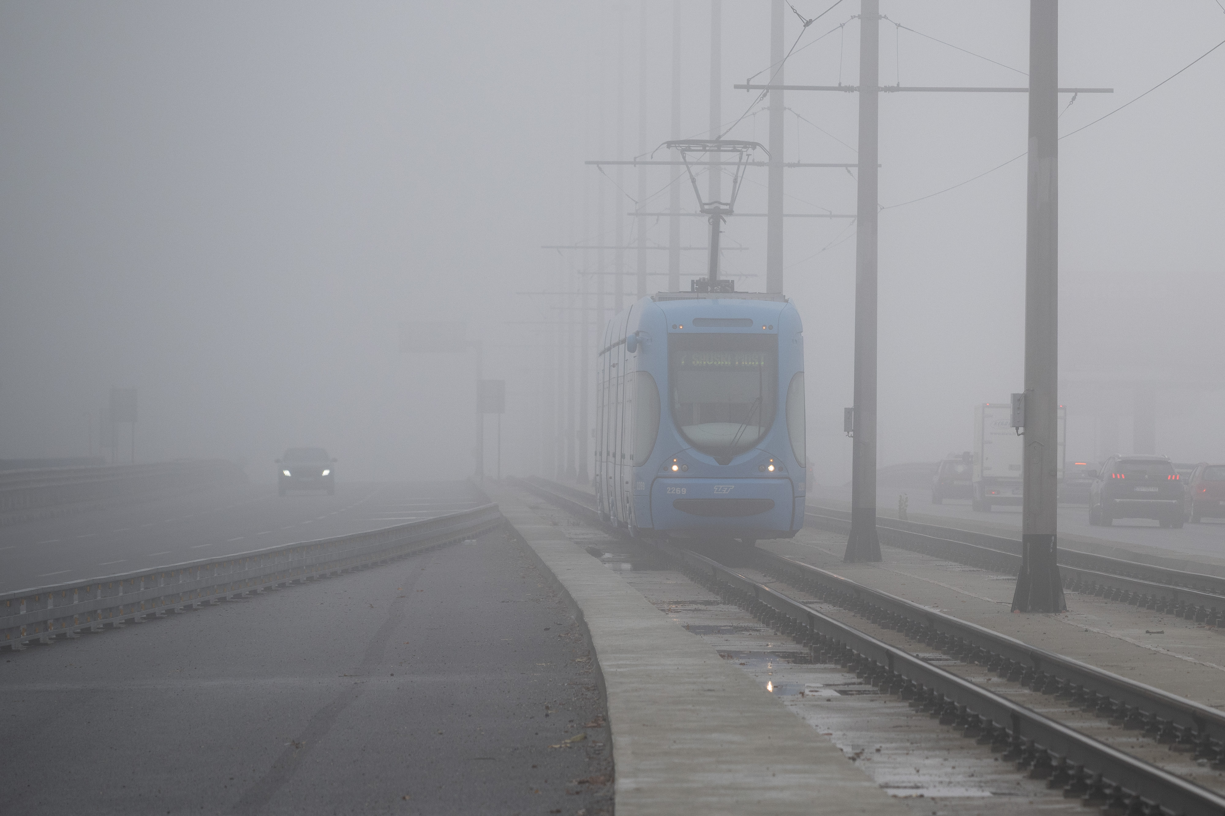 25.10.2025., Zagreb - Gusta magla otezava prometovanje zagrebackim prometnicama. Photo: Davor Puklavec/PIXSELL