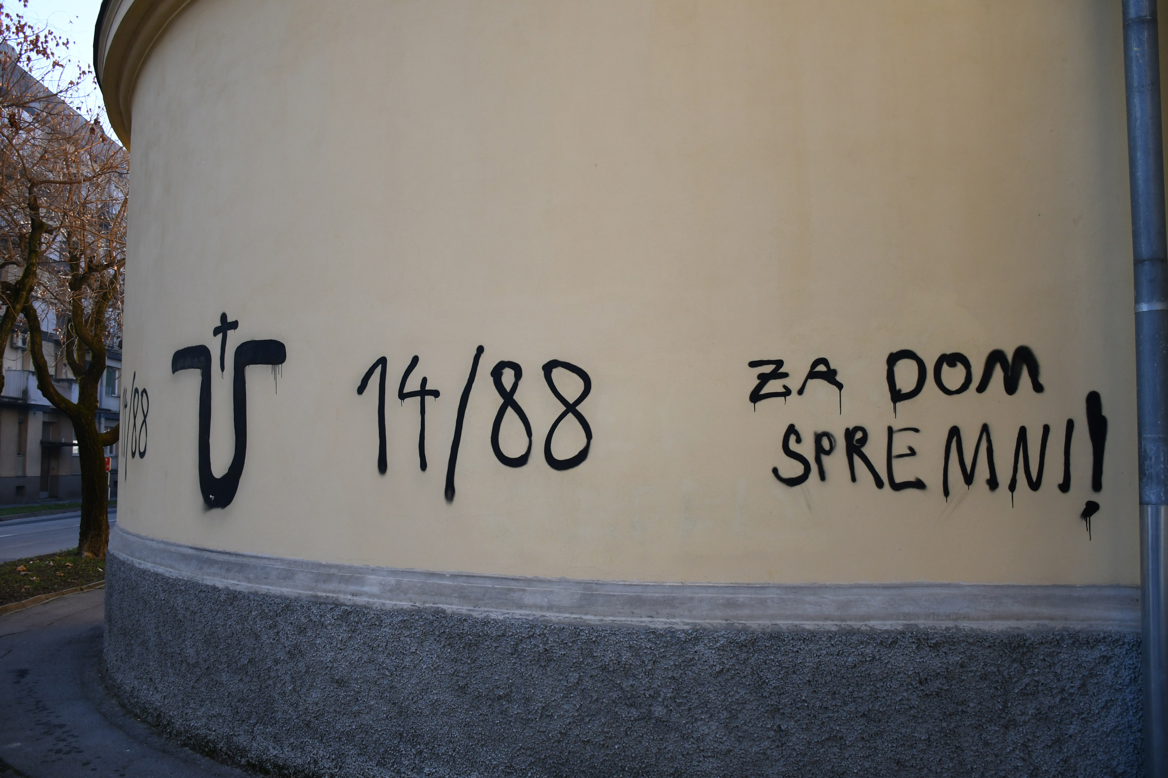 Na pravoslavnoj crkvi sv, Trojice jutros su osvanuli ustaski i nacisticki simboli. Photo: Damir Spehar/PIXSELL